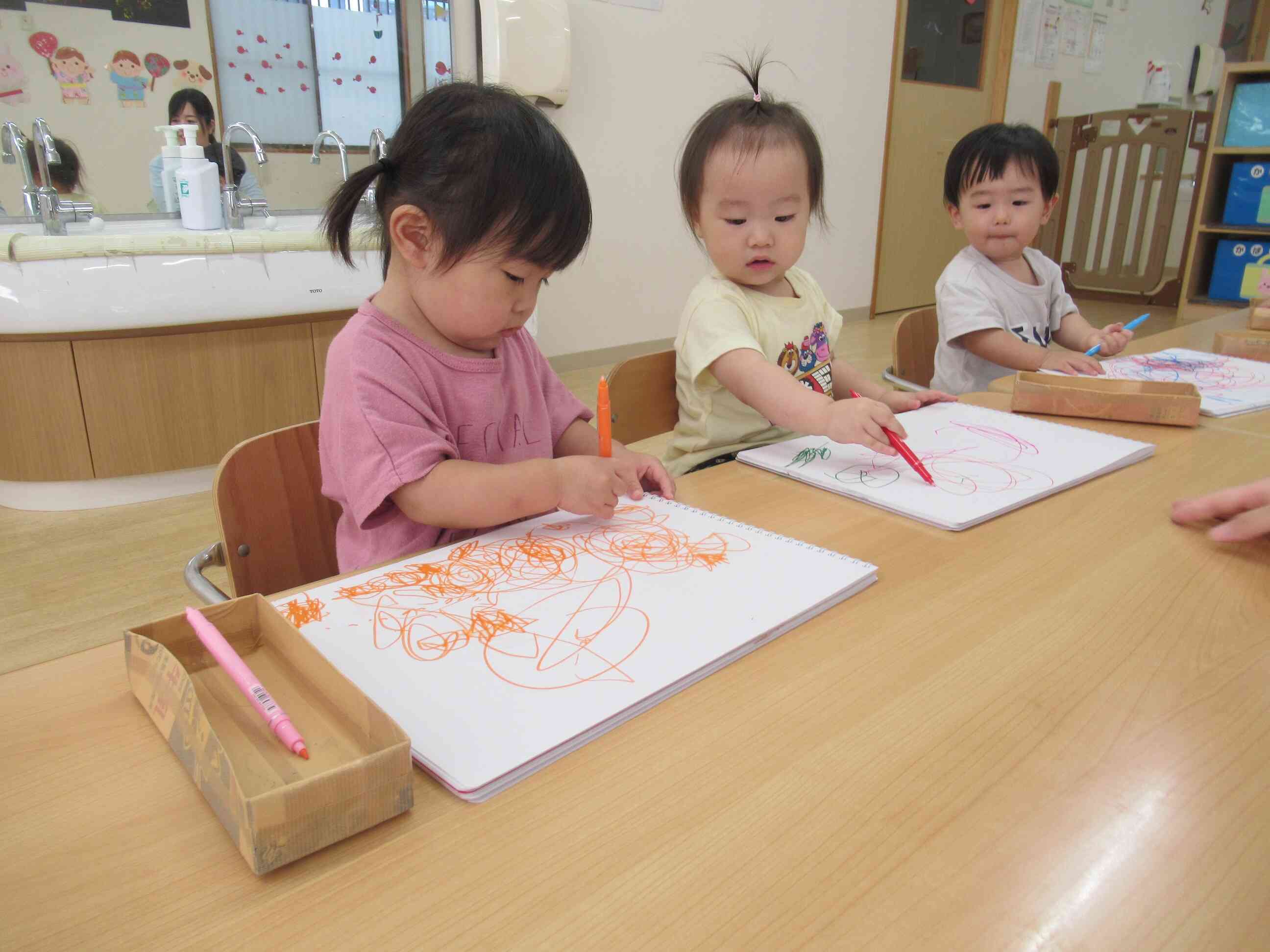 お友だちは何を描いているのかな～？