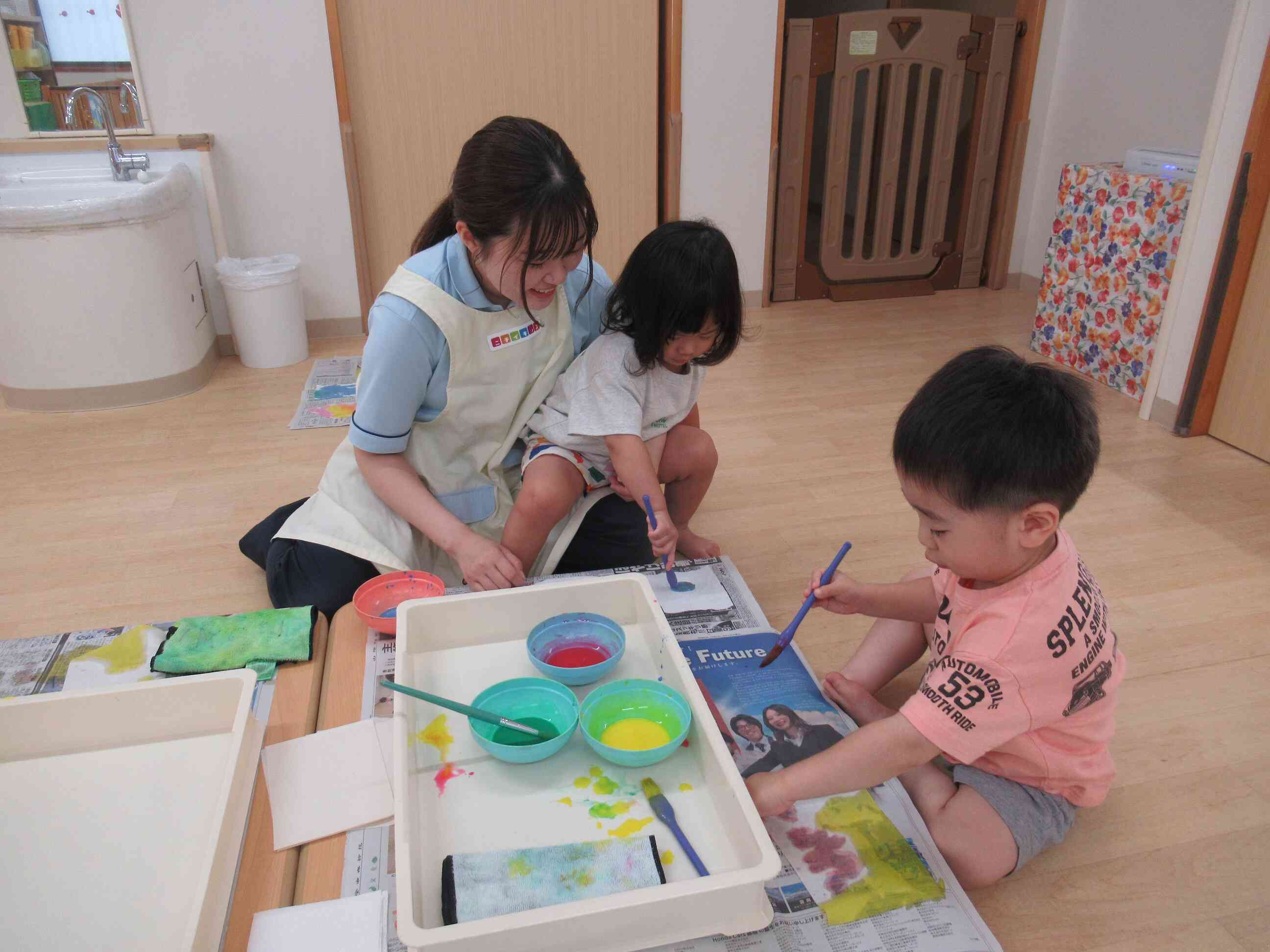 素材、色を変えながら楽しむ子どもたち。