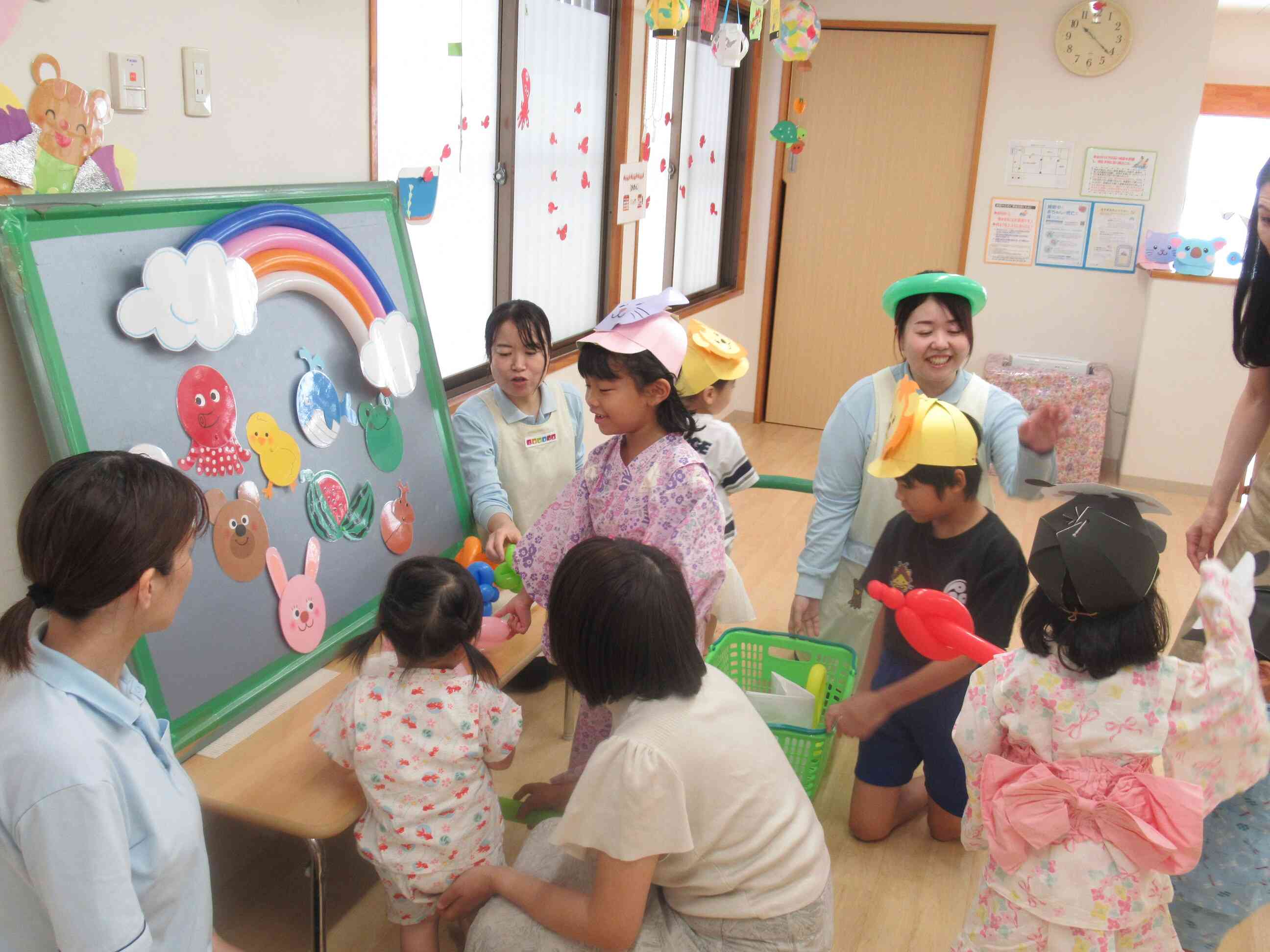 お祭りにきてくれたお友だちにプレゼントだよ。男の子は剣が人気でしたね～！