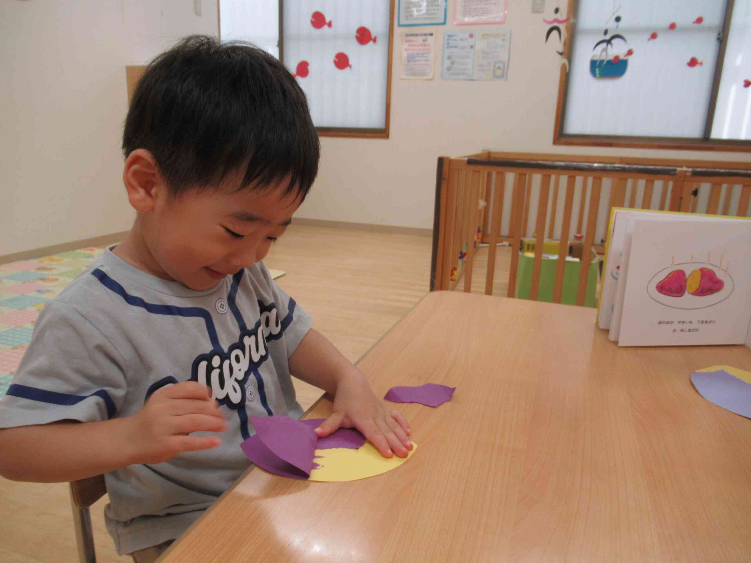 ～製作遊びの様子（２歳児）～