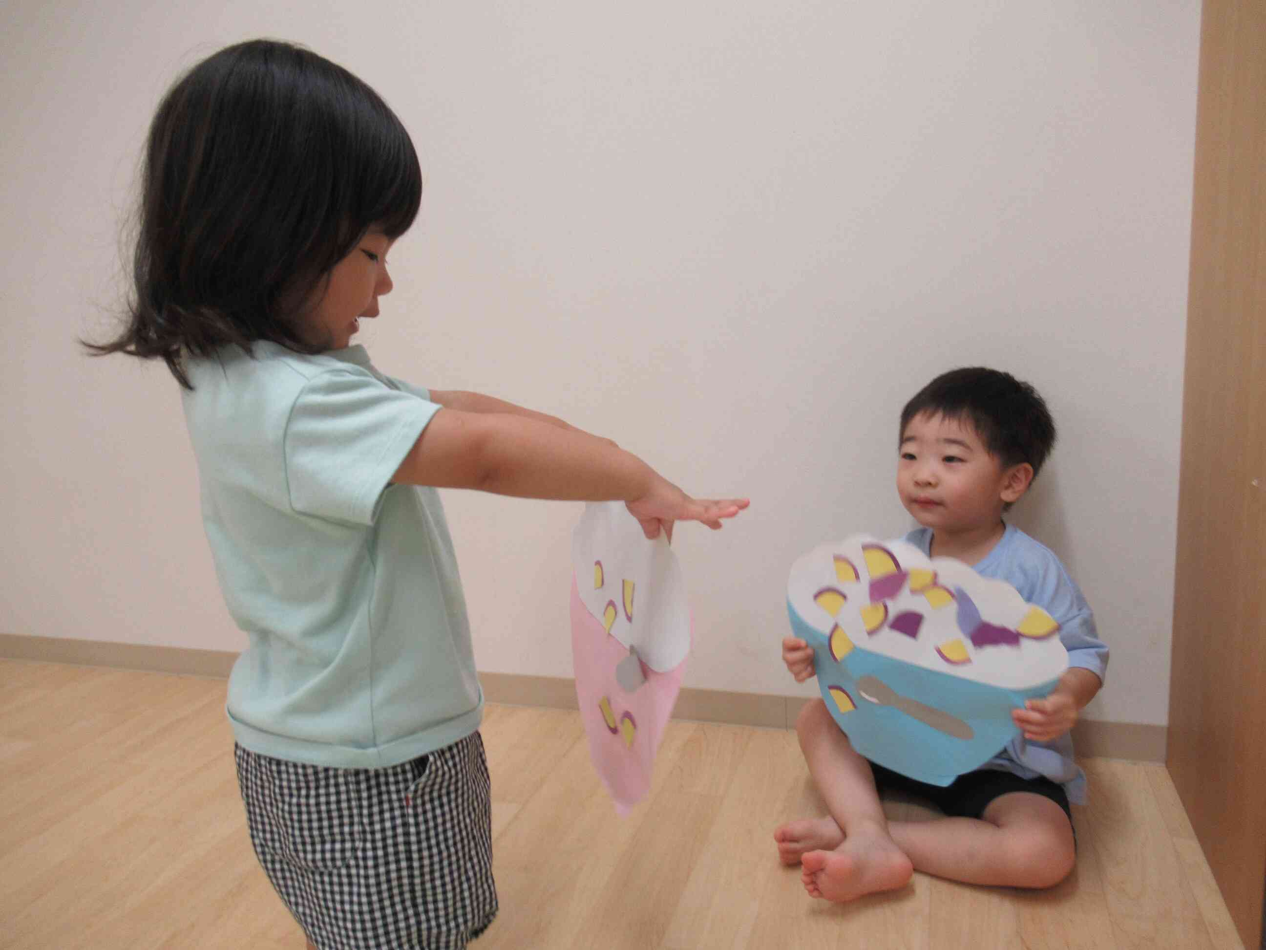 お友だちと見せ合いっこしたよ