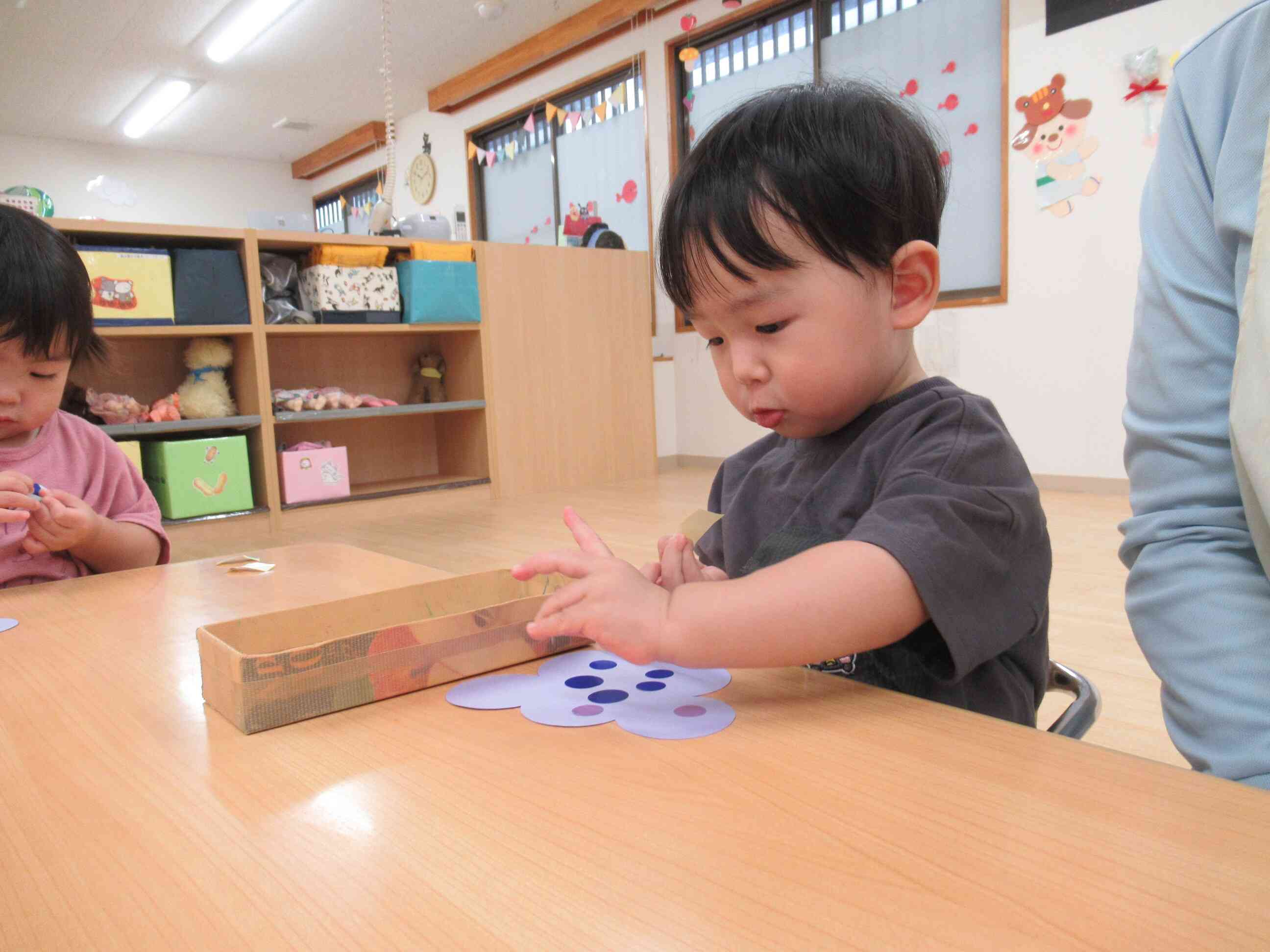 指先を使った遊びを楽しみました（１歳児）