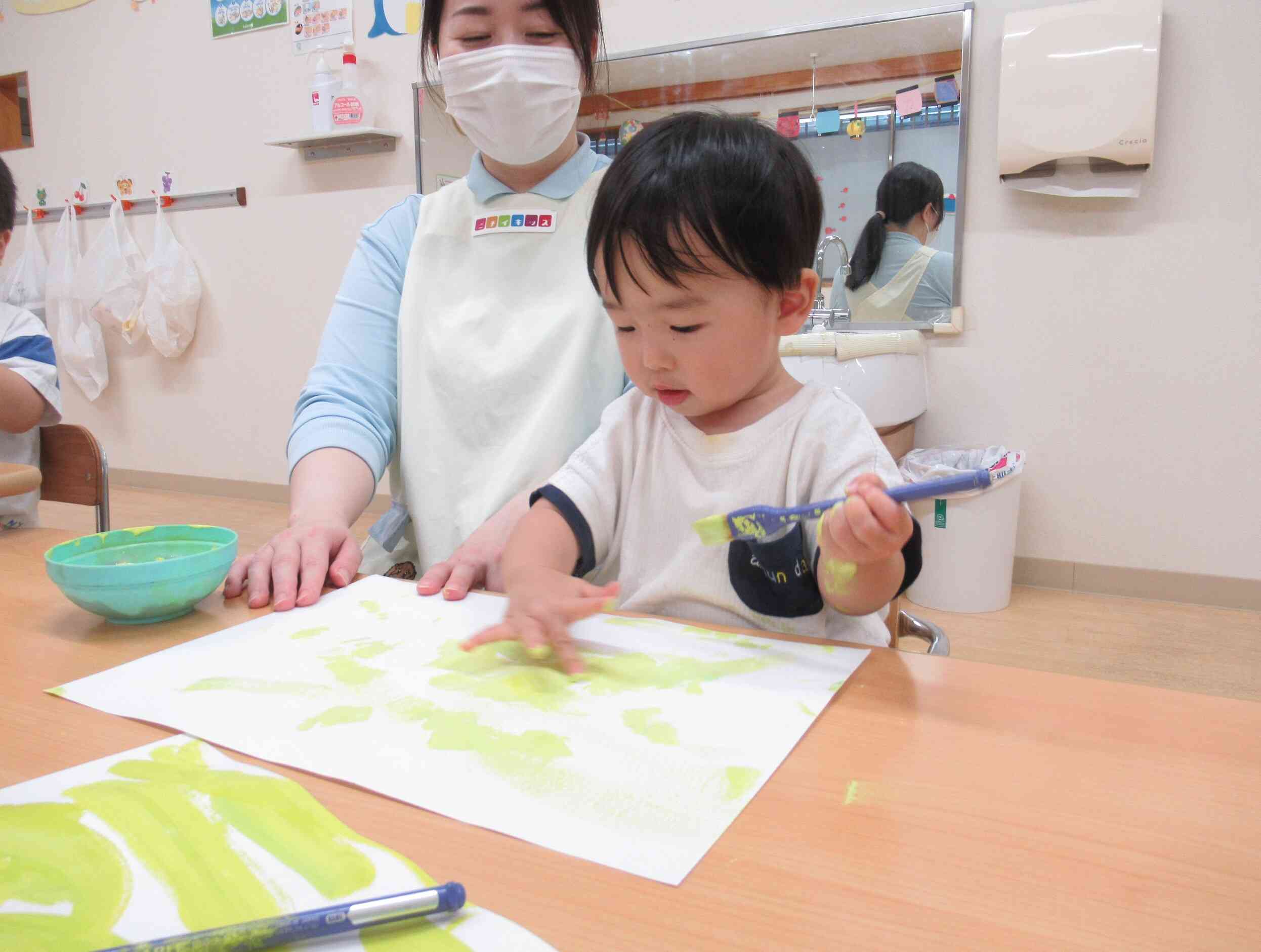 絵の具がついた手をトントンするのも楽しいね！