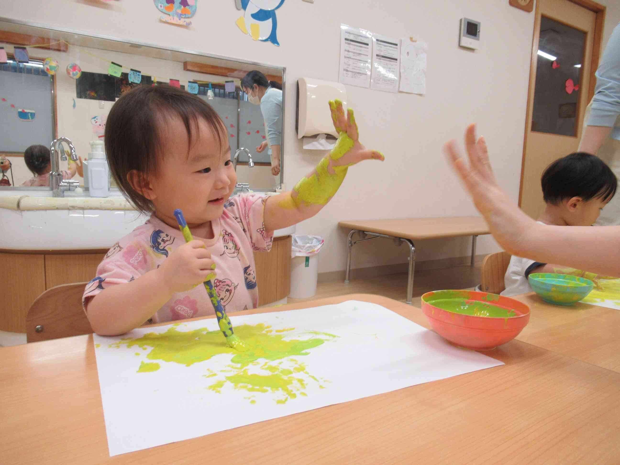 絵の具遊びとクレヨンでお絵描きをしたよ