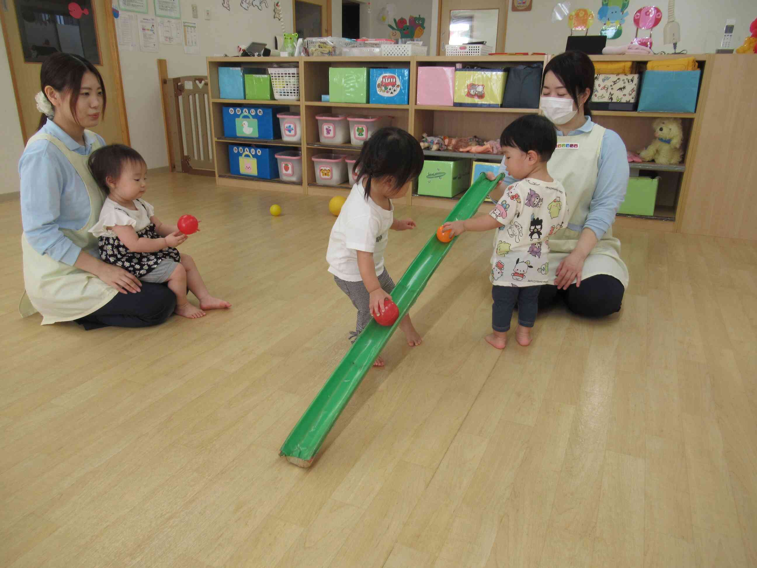 ボールあそび楽しいね　１歳児あひる組