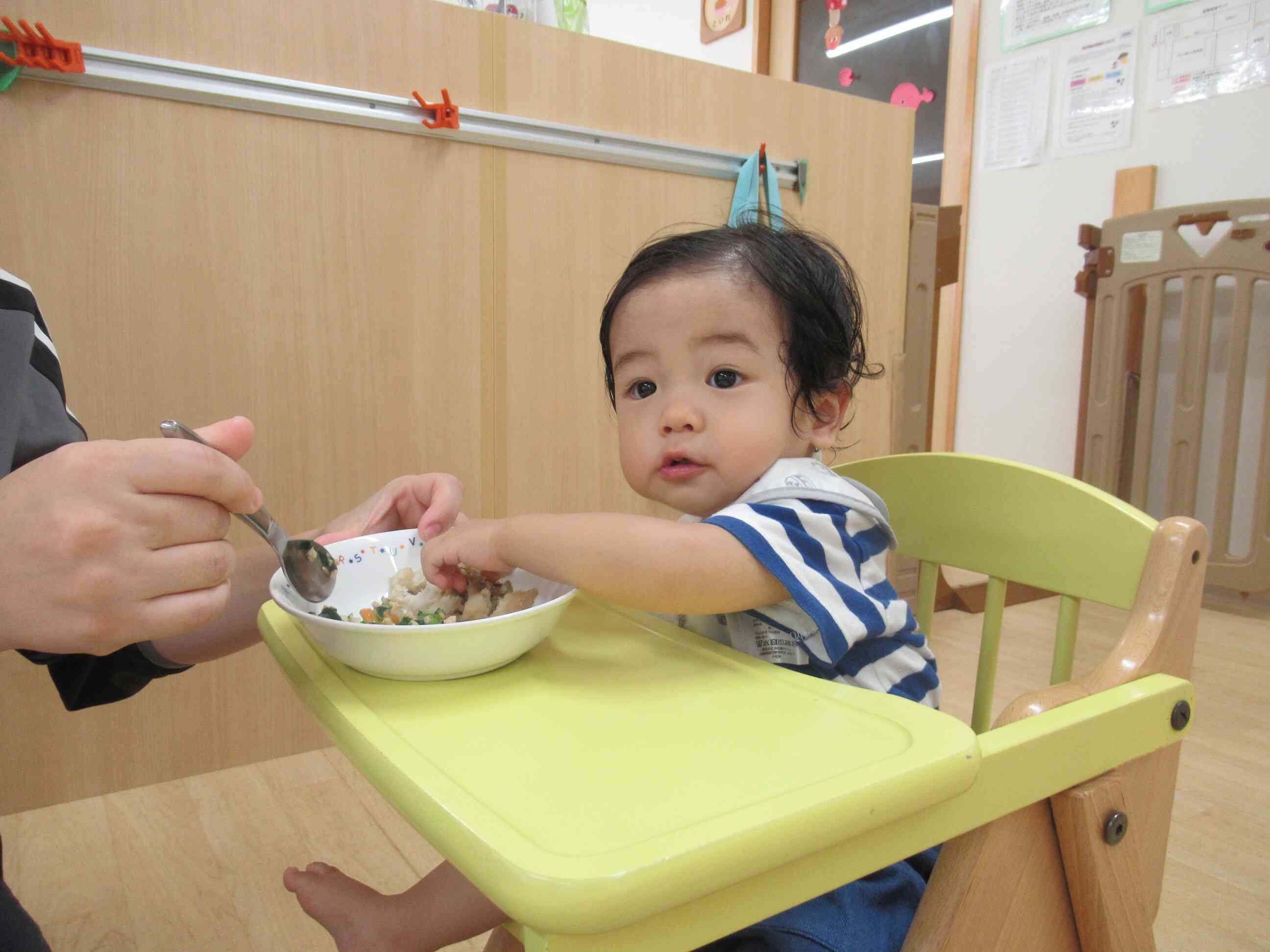給食おいしいね（０歳児　ひよこ組）