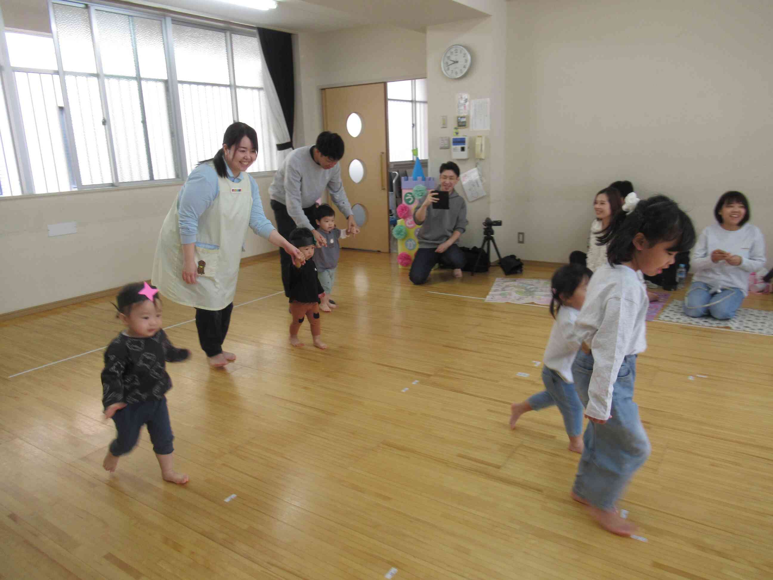 あひるさんもよーいどん！ゴールテープのところで待っているお家の人めがけて一直線！！