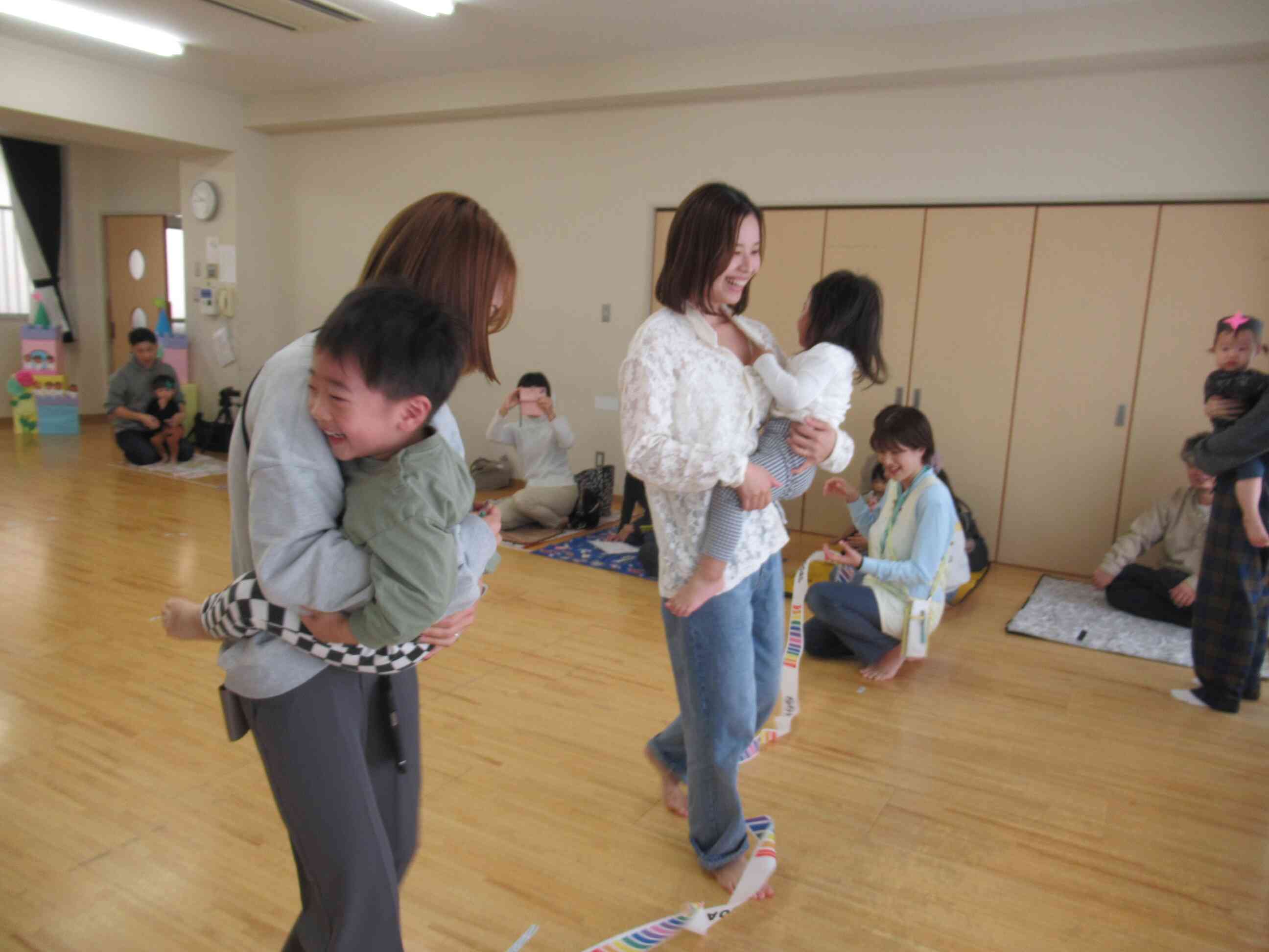 うさぎ組さんもかけっこ！お母さんと一緒にゴール！