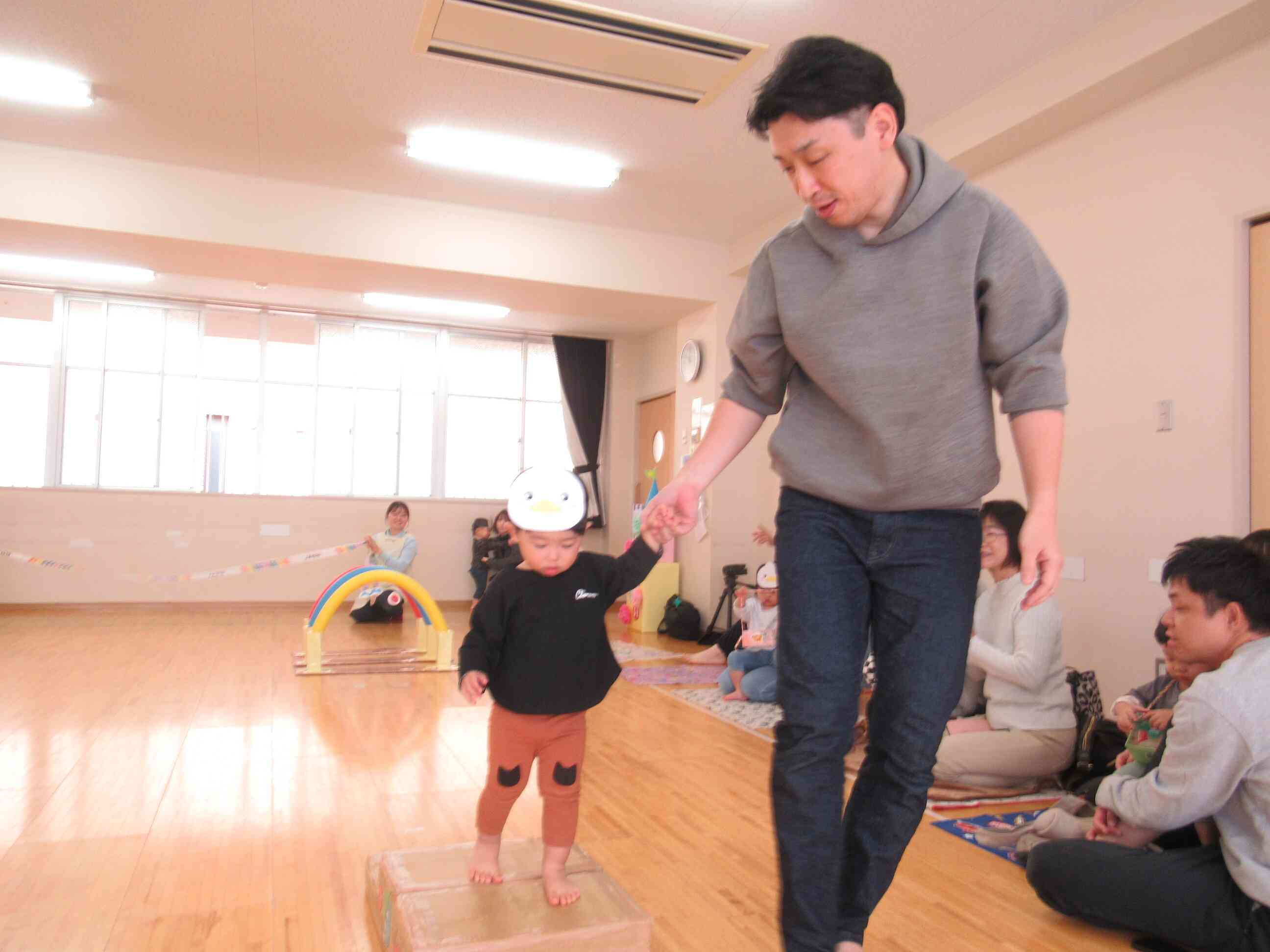 階段をよいしょ・・よいしょ・・