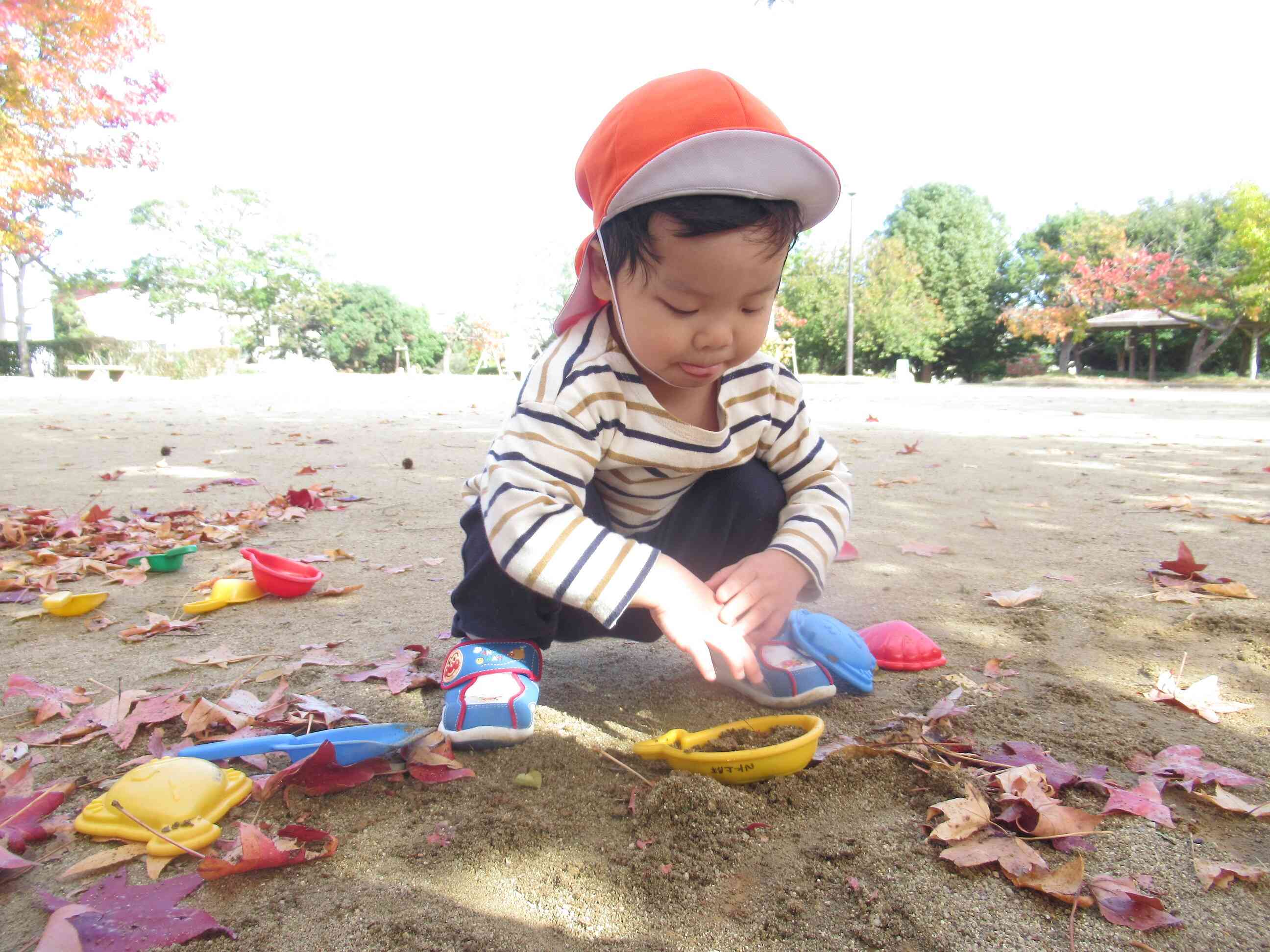 砂を入れて型押し・・・。