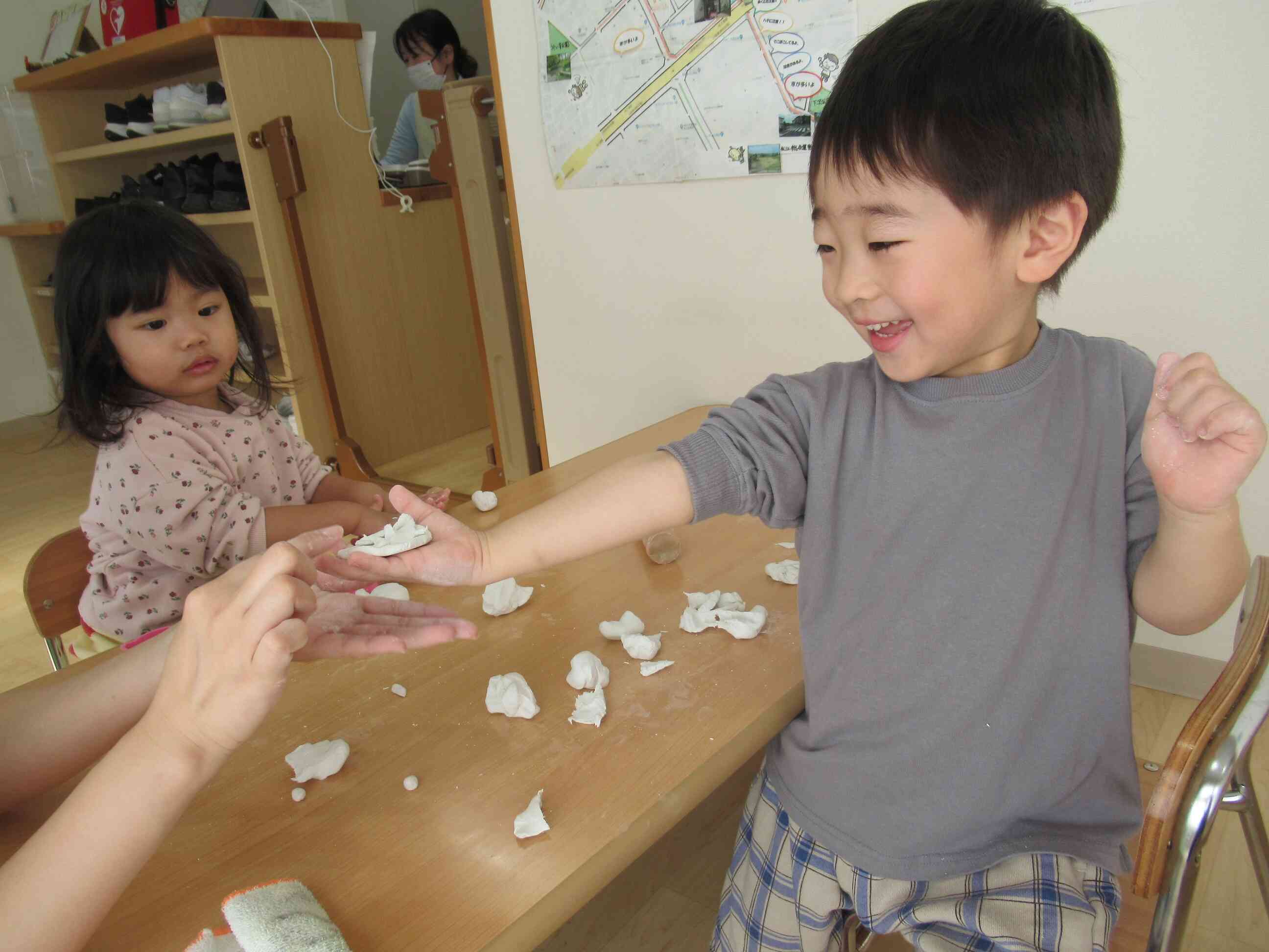 粘土遊びってたのしいね!(2歳児)