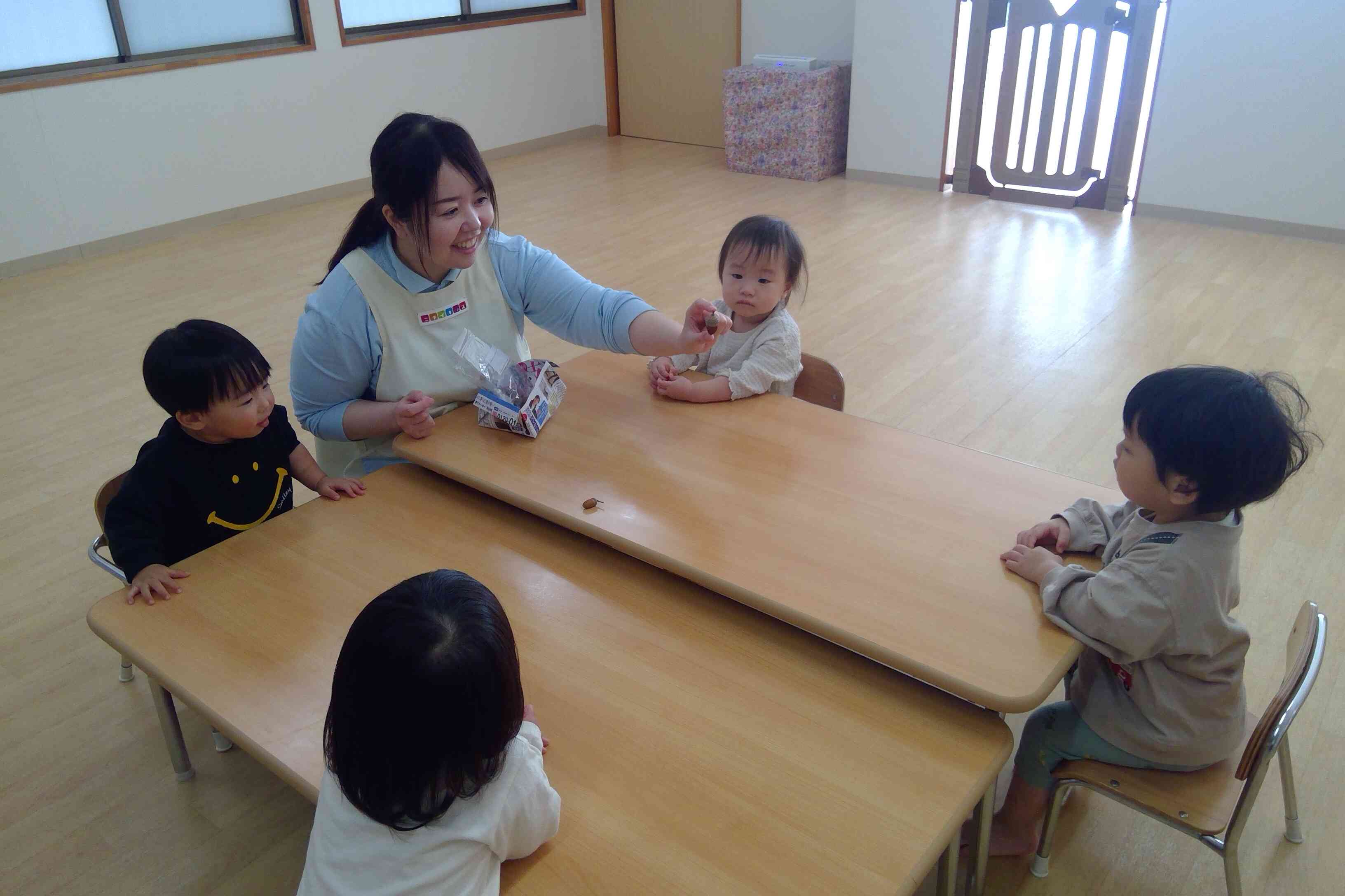 みんなでどんぐりの観察をしたよ。