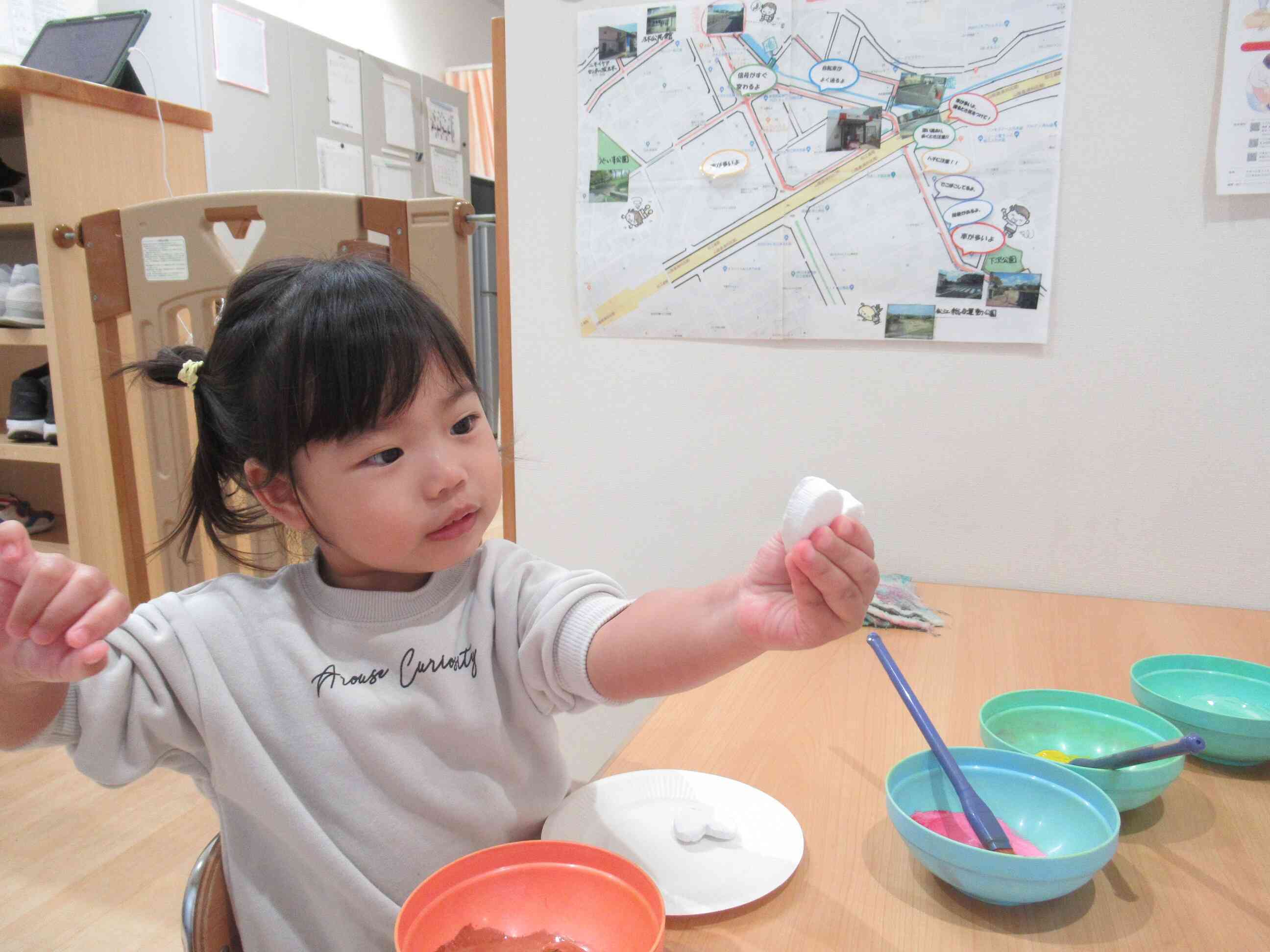 ハート型の粘土は何色に塗ろうかな~