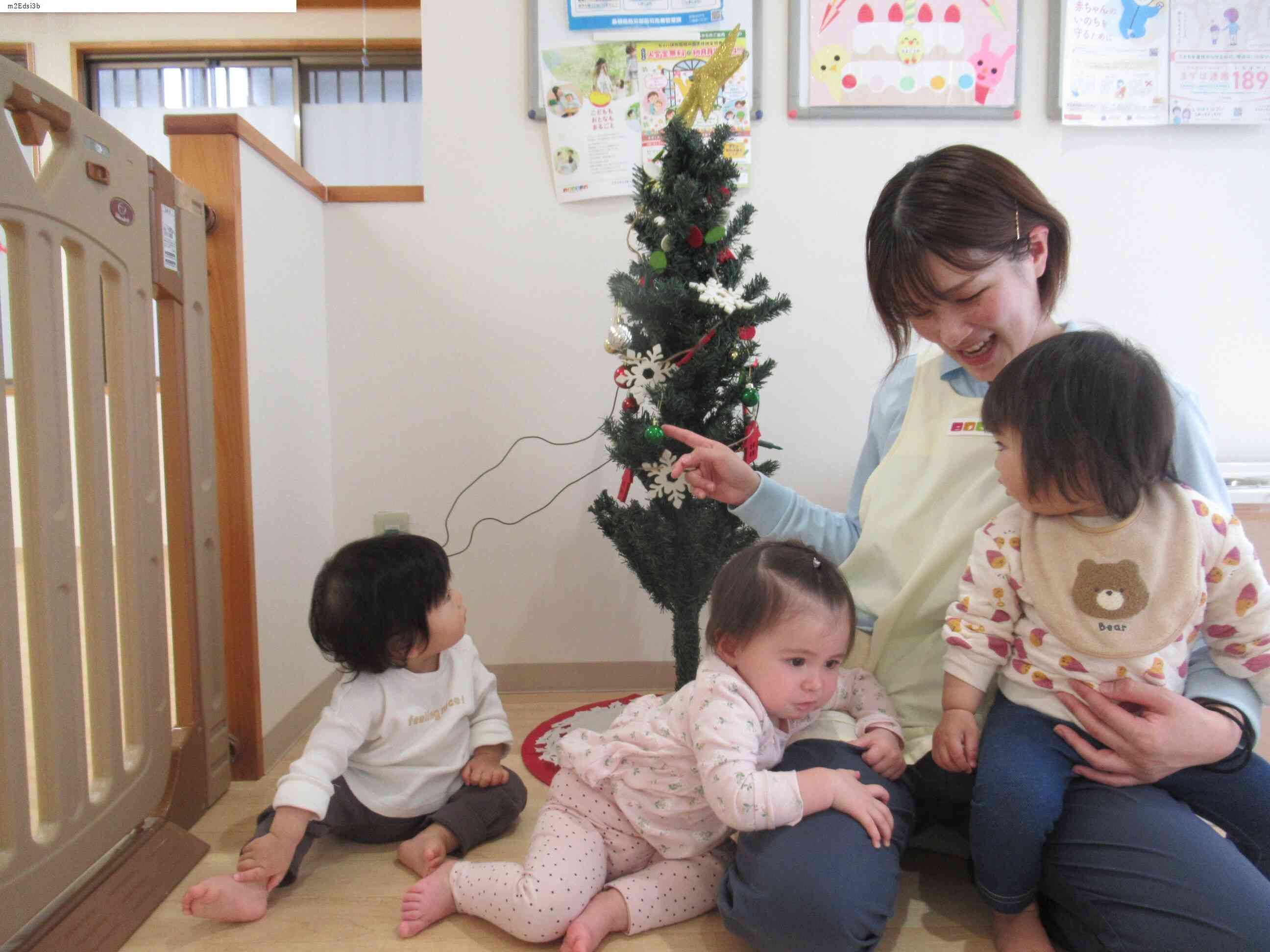 ひよこ組（０歳児）のお友だちも先生と一緒にツリーを見たよ