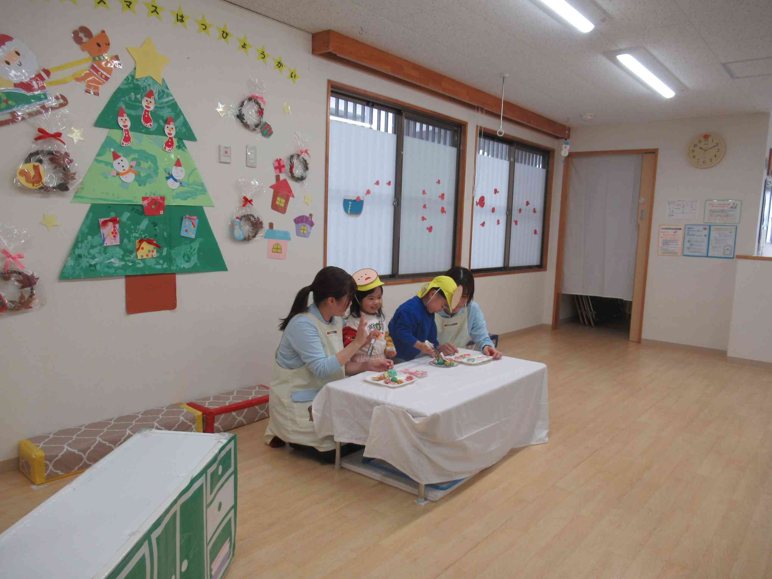 次はうさぎ組さんです。春から粘土あそびを楽しんできたうさぎ組さん。今日はお団子屋さんに変身して作ったごちそうを見せてくれましたよ。