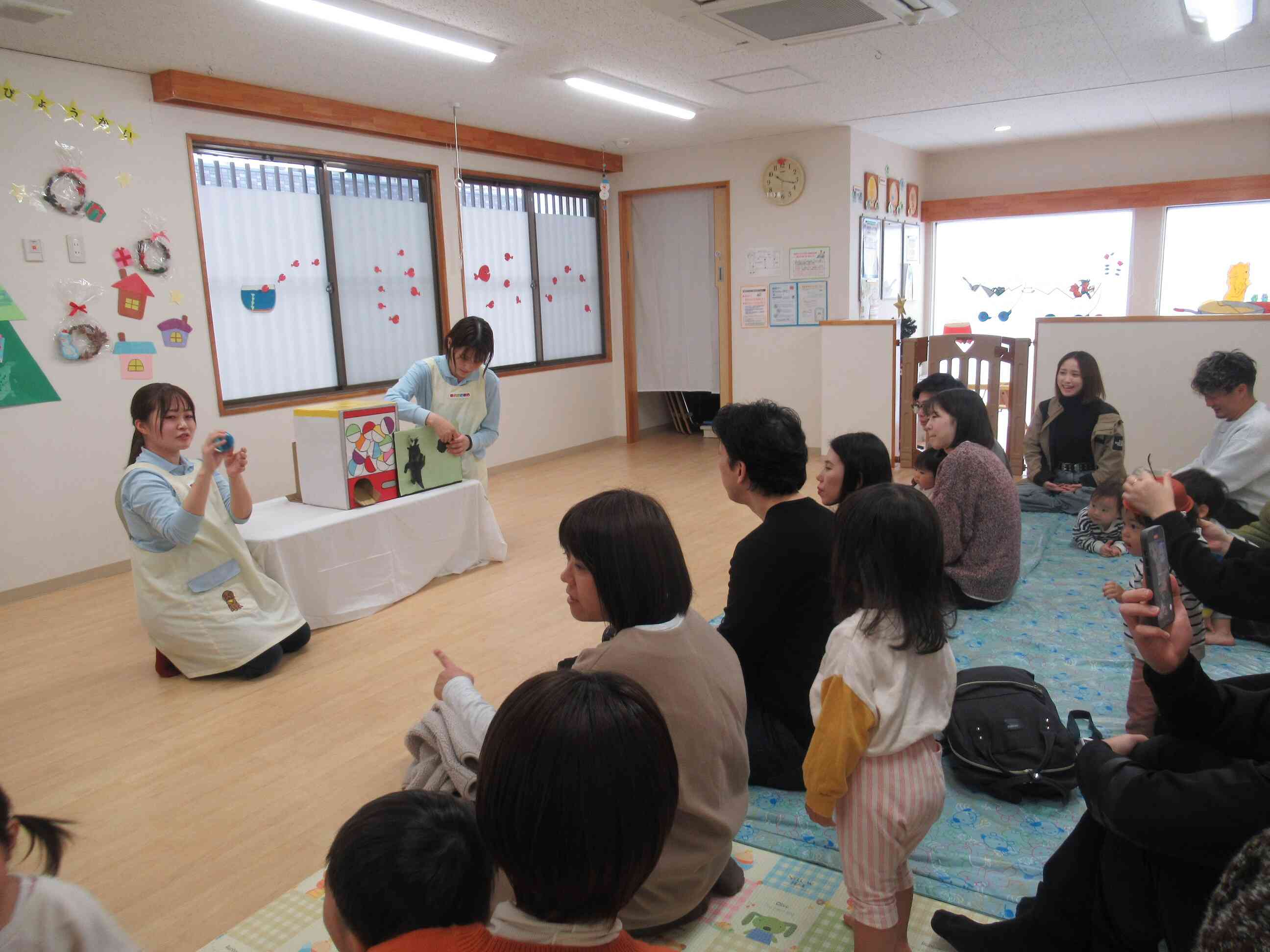 先生からのお話のプレゼントpart２です。１１月の誕生日会でしたガチャガチャシアターです。今日はカプセルの中からイラストがでてきました。イラストが完成するとなんだか見たことある形・・・。もしかしてサンタさんとトナカイさん？！みんなでサンタさんとトナカイさんを呼びました。