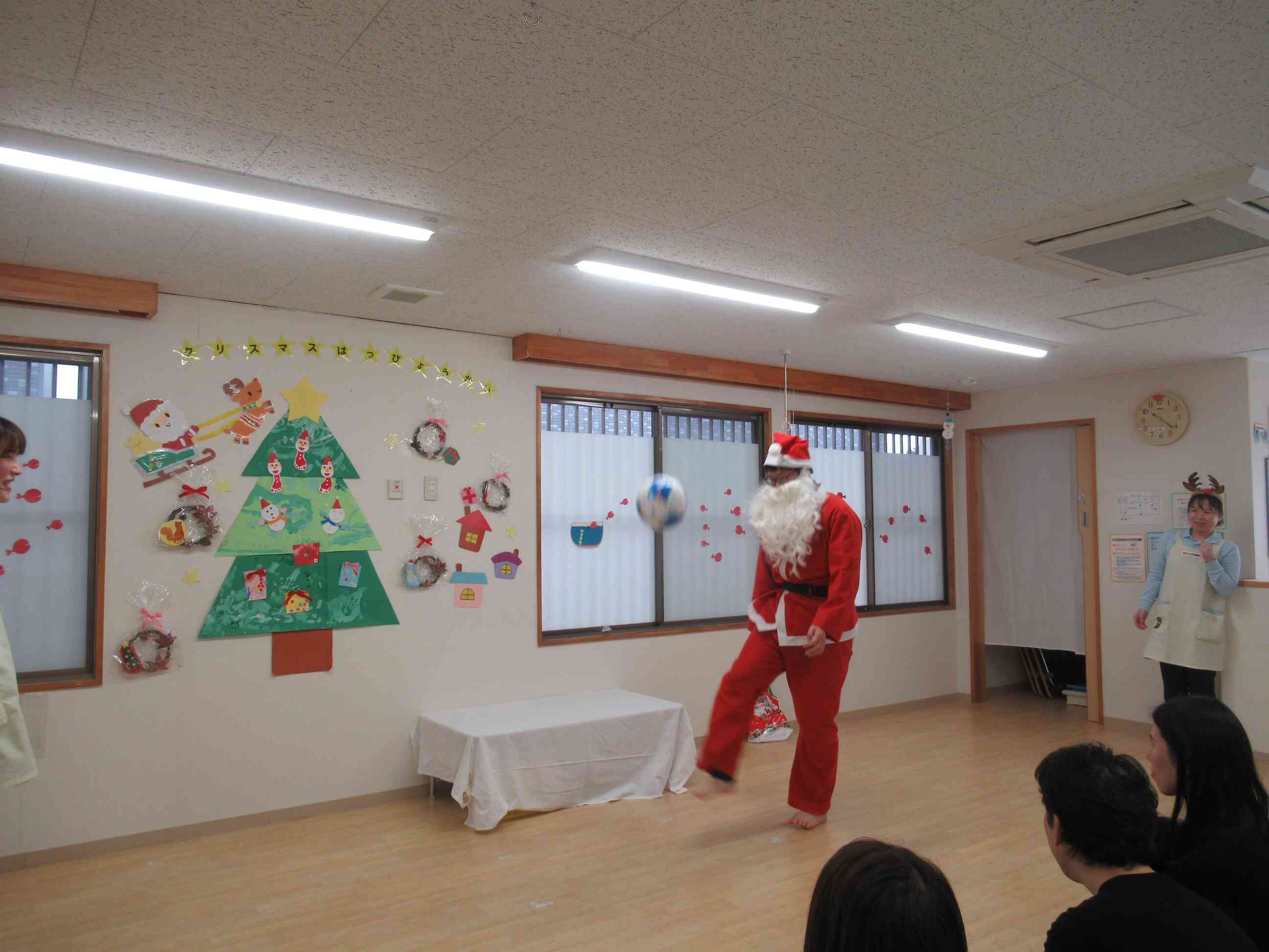 サンタさんにもガチャガチャを回してもらいました。すると中からサッカーボールがでてきました。サッカーが得意なサンタさん！お友だちのことをサッカーで喜ばせてくれました。