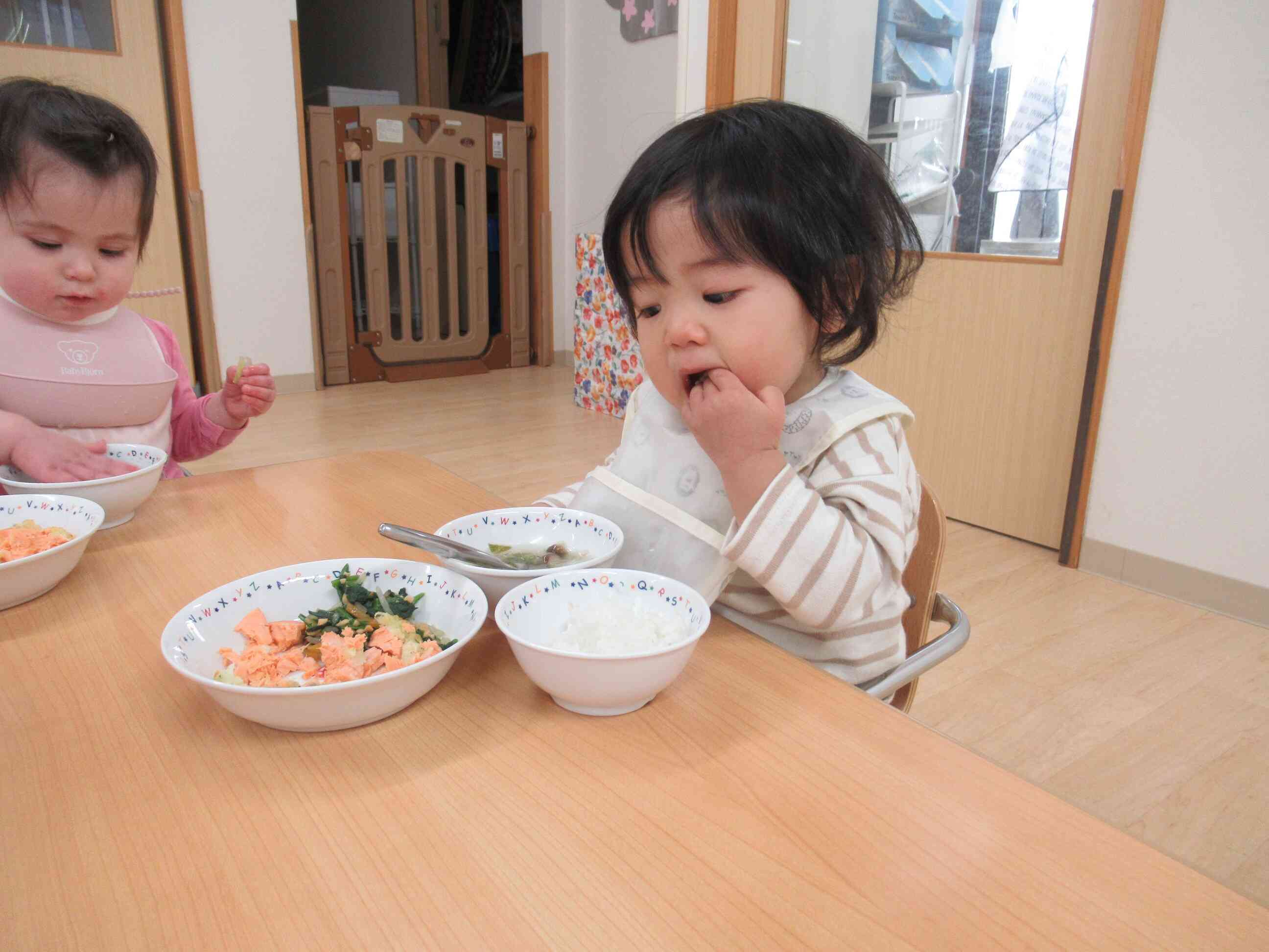 おいしいね～（０歳児　ひよこ組）