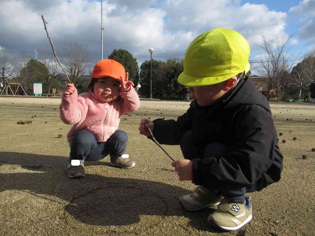 木の枝を使ってお絵描きをしたよ