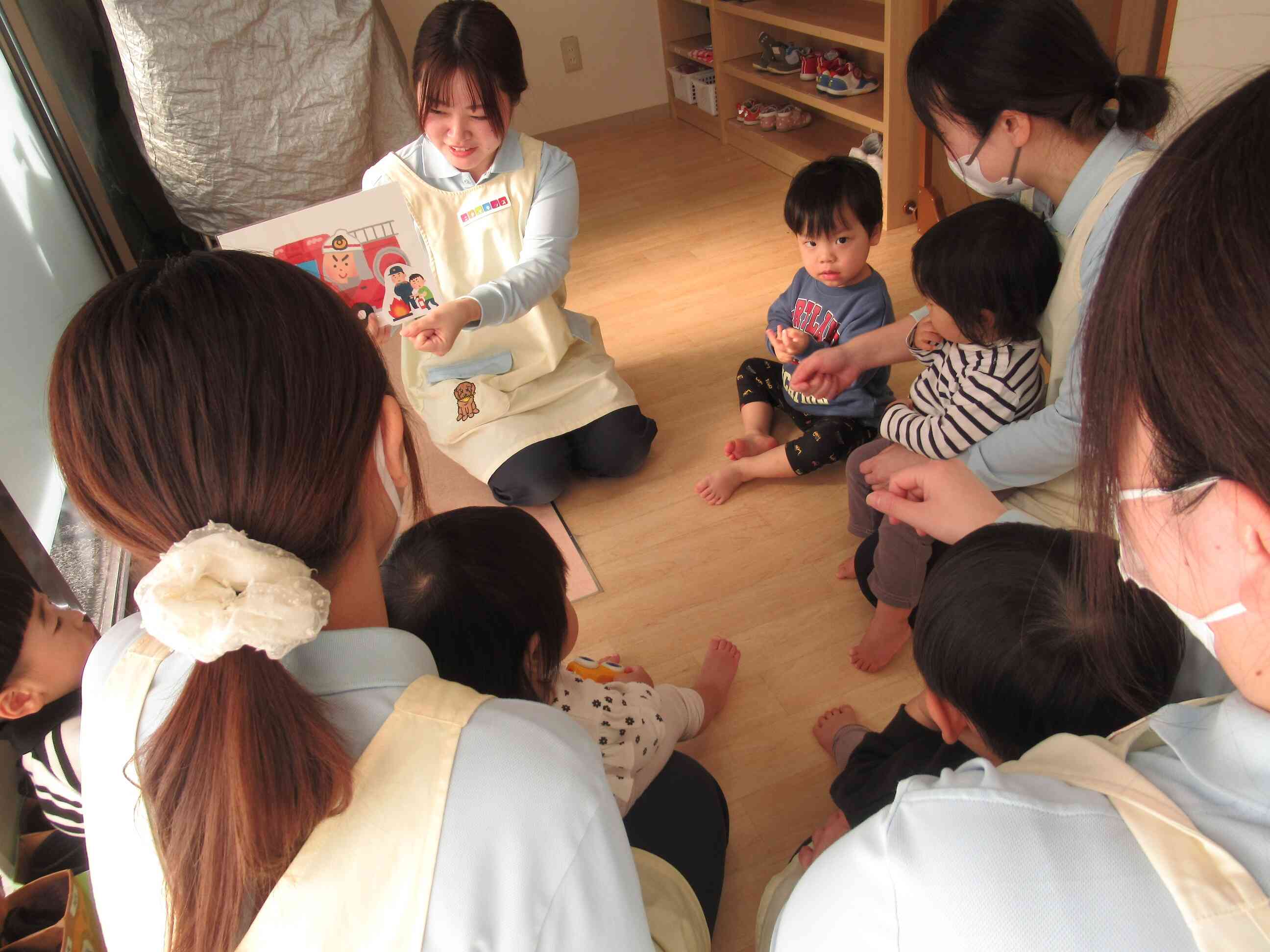 火が出たら消火器を使って消すんだね！みんなで真似っこ