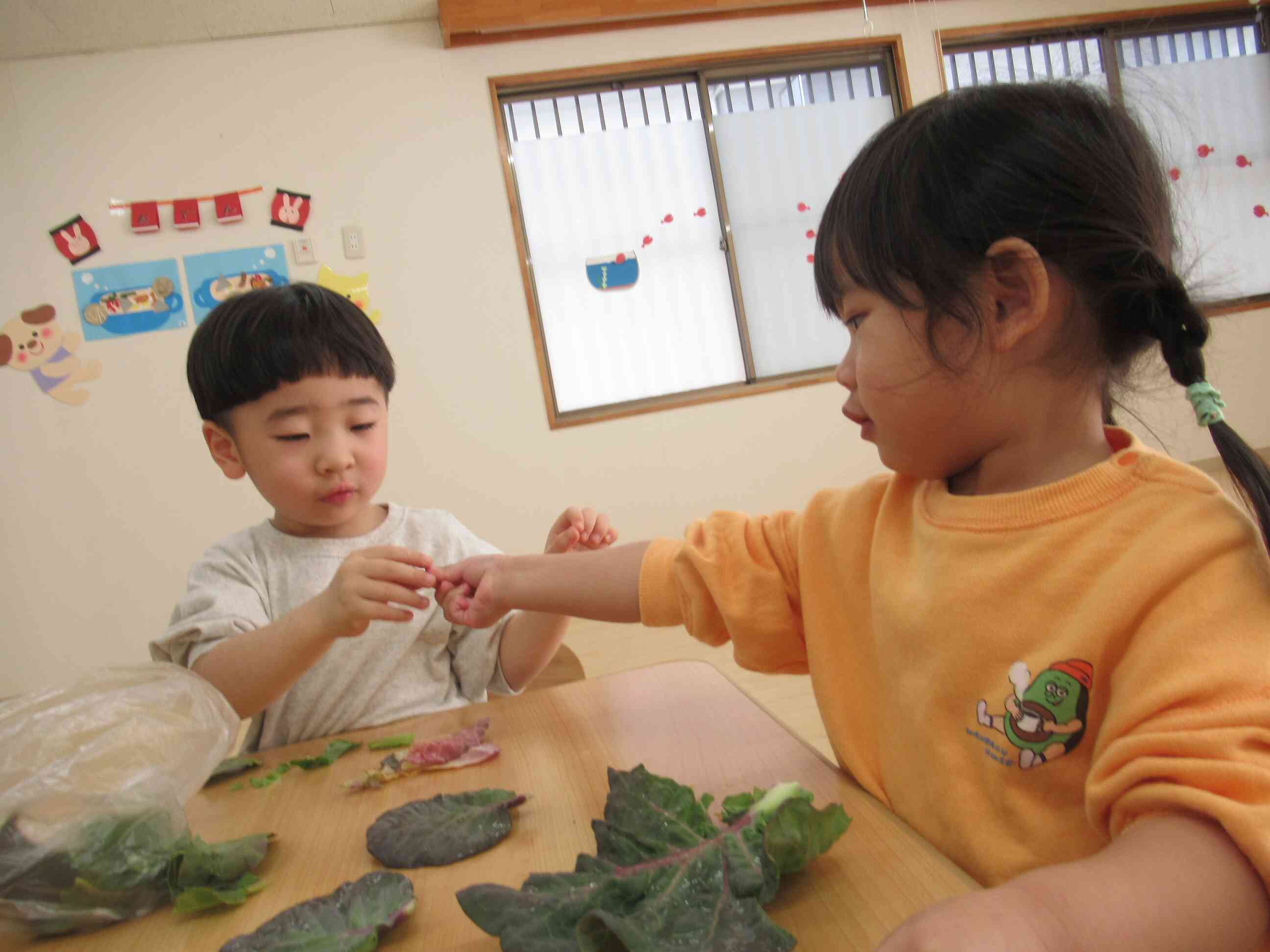 お友だちと共有している姿も微笑ましいです。