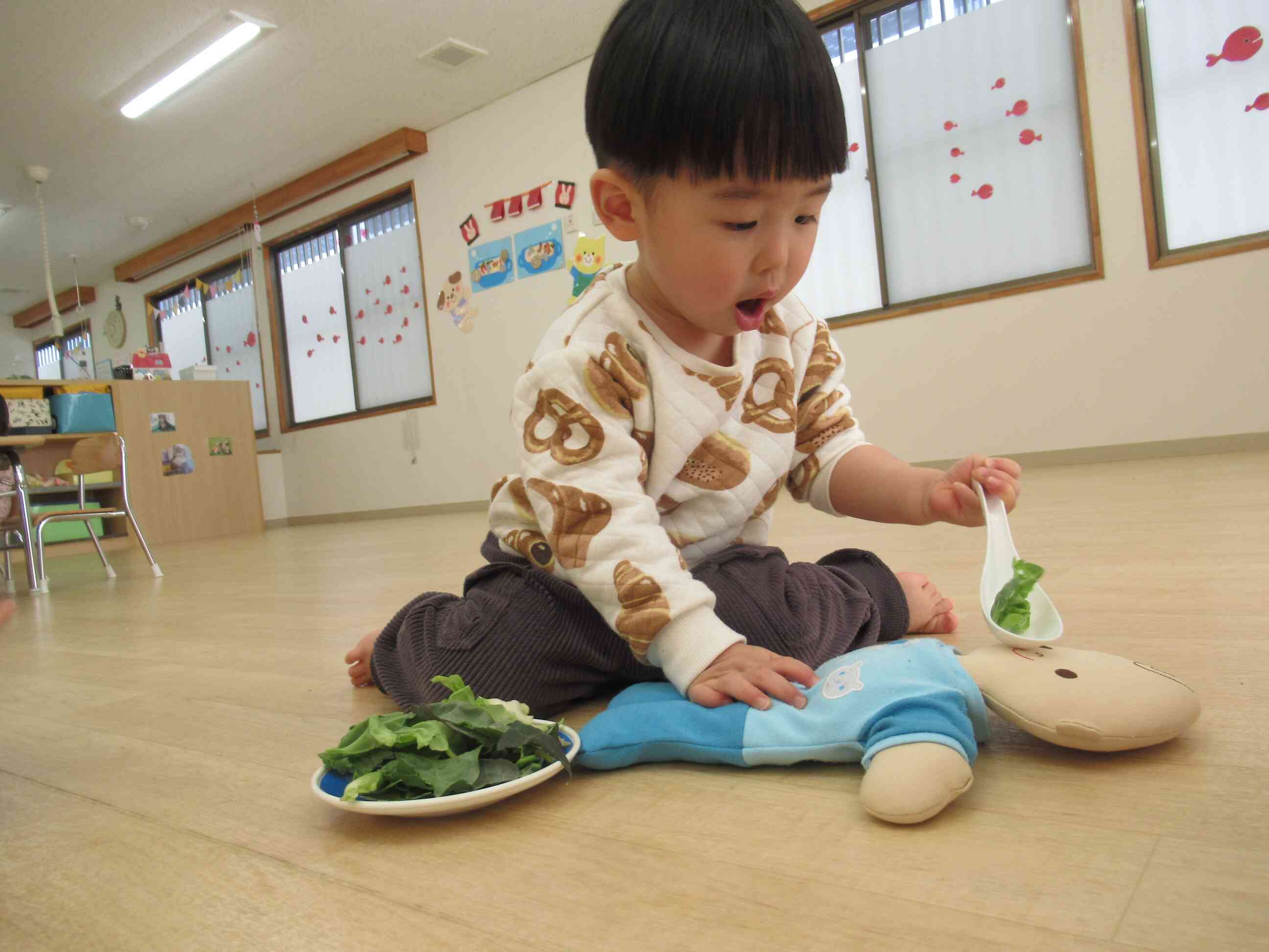 お人形さんにもおすそわけしたよ。「どう？おいしい？」