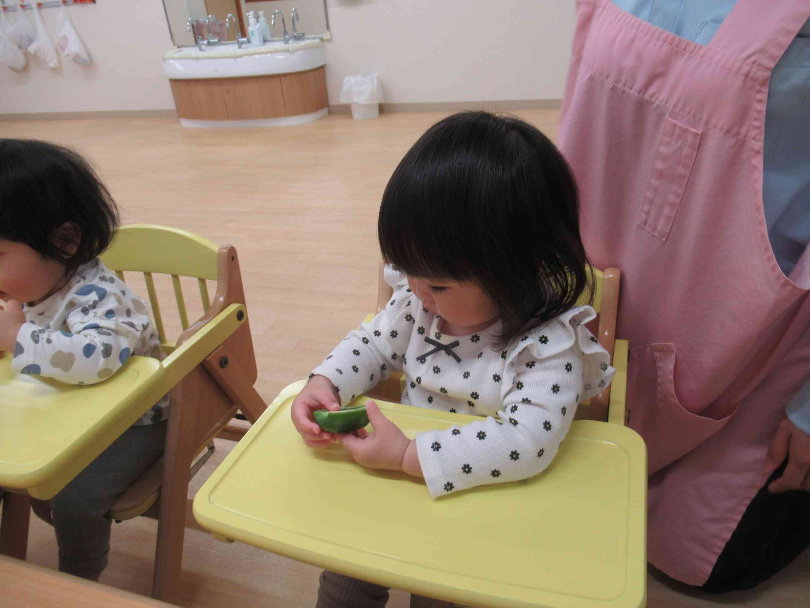 ０歳児のお友だちも触ってみたよ