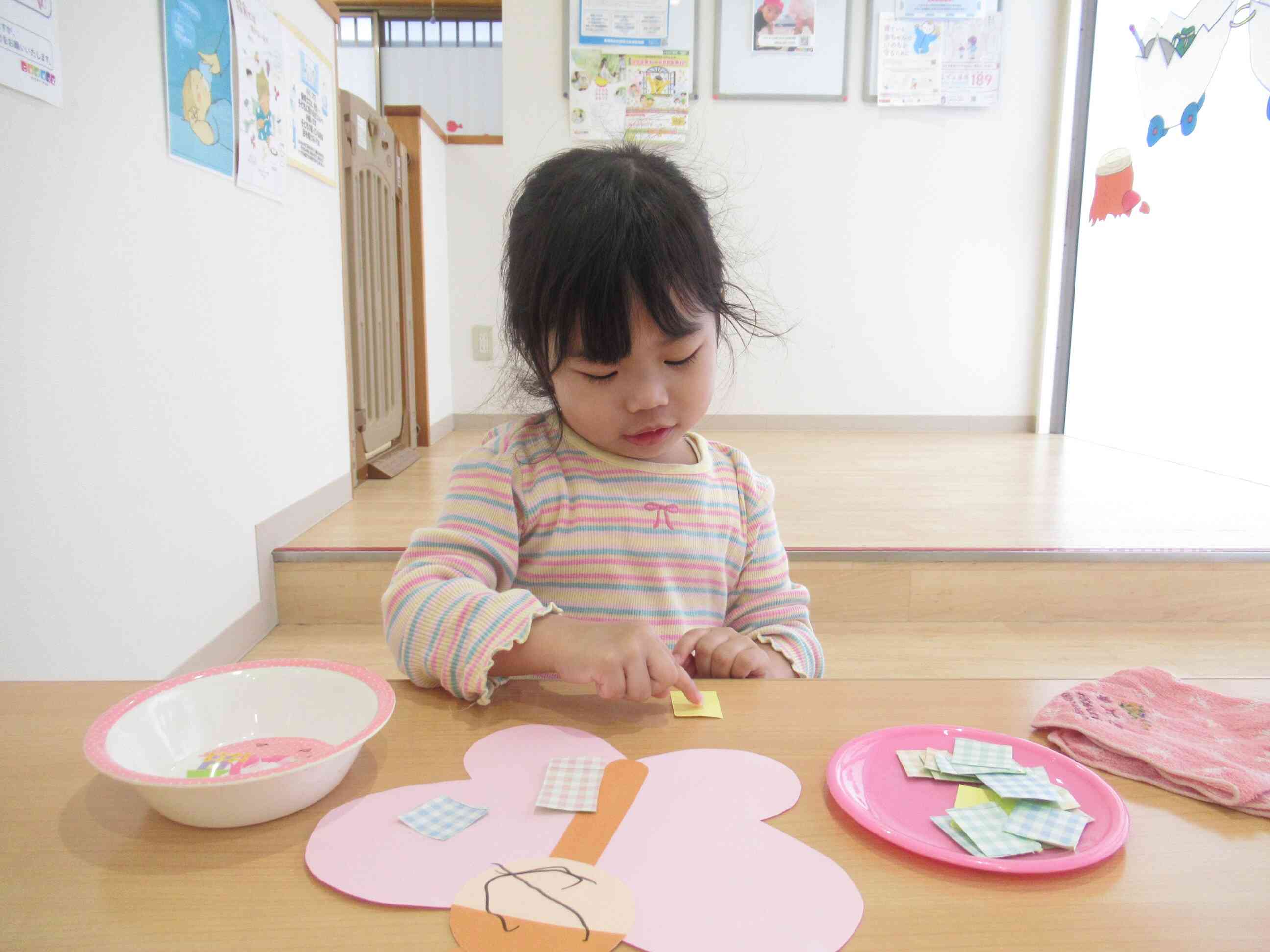 人差し指で器用に糊付けしていますね