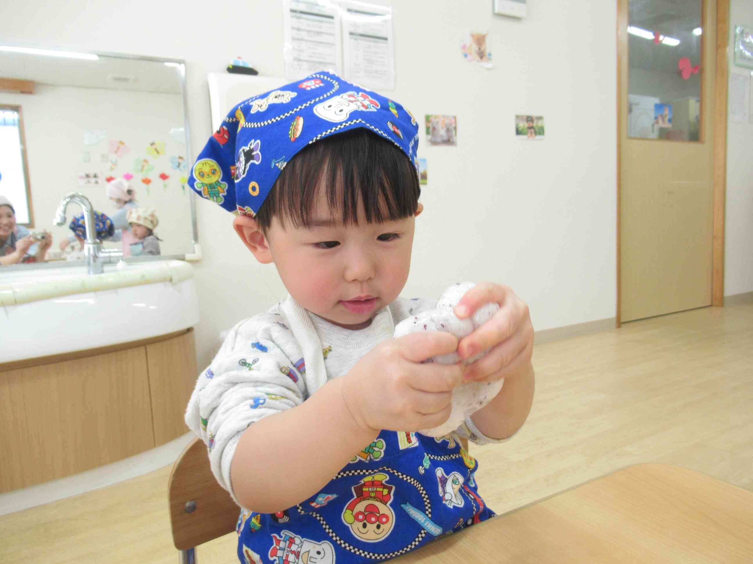 「おいしくな～れ、ぎゅっぎゅっぎゅ」