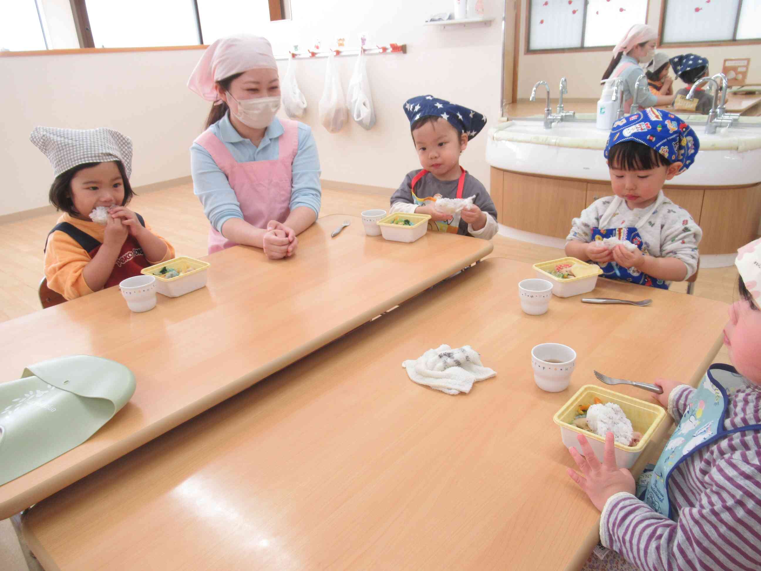 給食はお弁当にしてもらいました。自分でつくったおにぎりを嬉しそうに頬張る姿が可愛かったです。