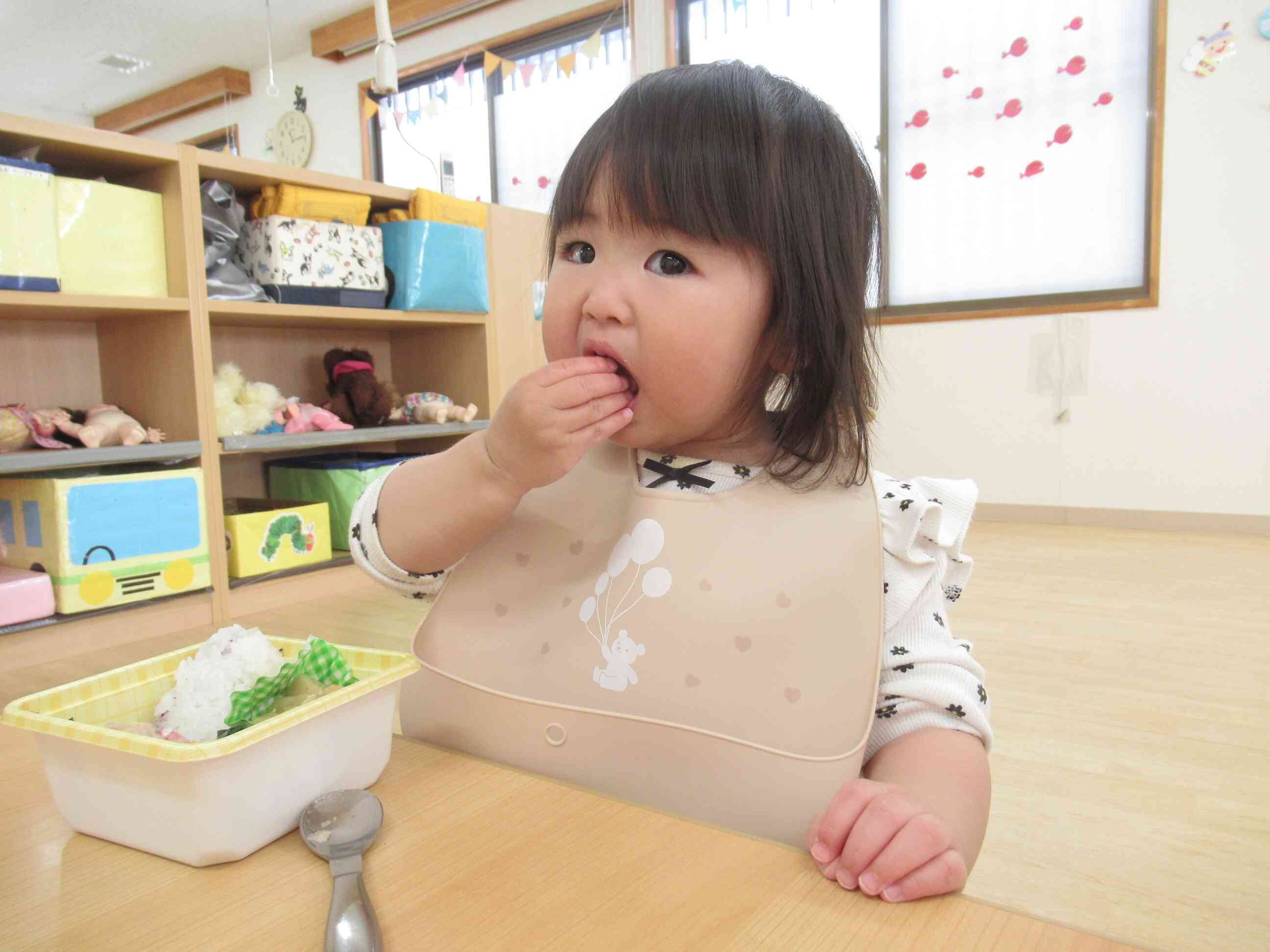 ０歳児クラスのお友だちもお弁当を食べたよ。