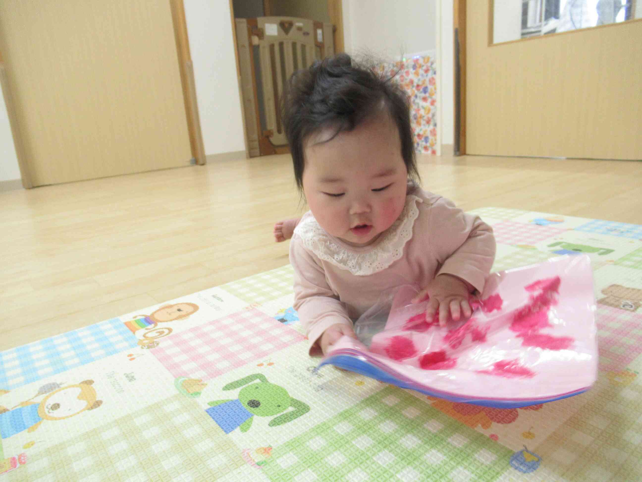 はじめての製作（ひよこ組０歳児）