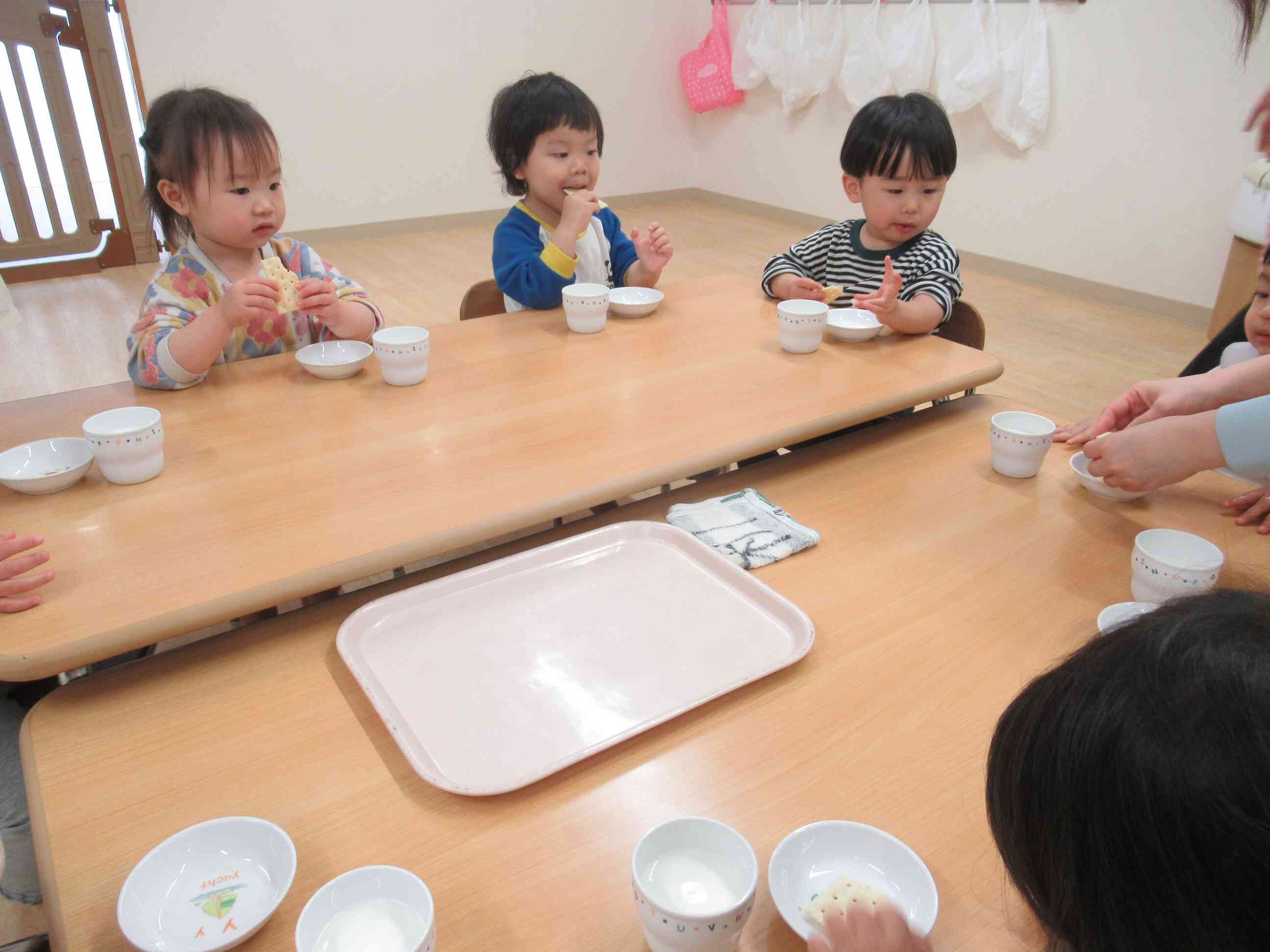 ぴかぴかになった手で朝のおやつを食べたよ