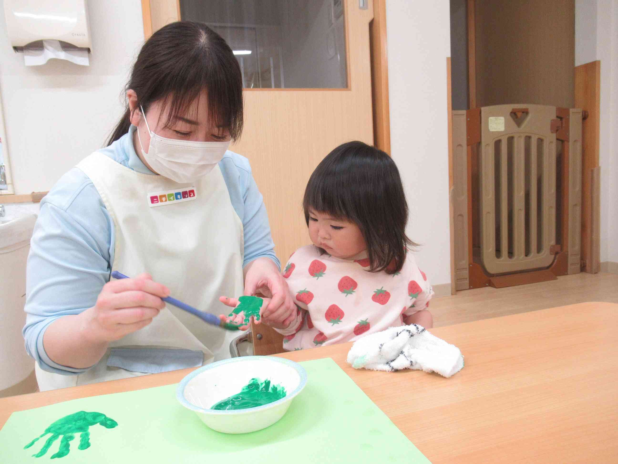 絵の具遊びの様子（１・２歳児）