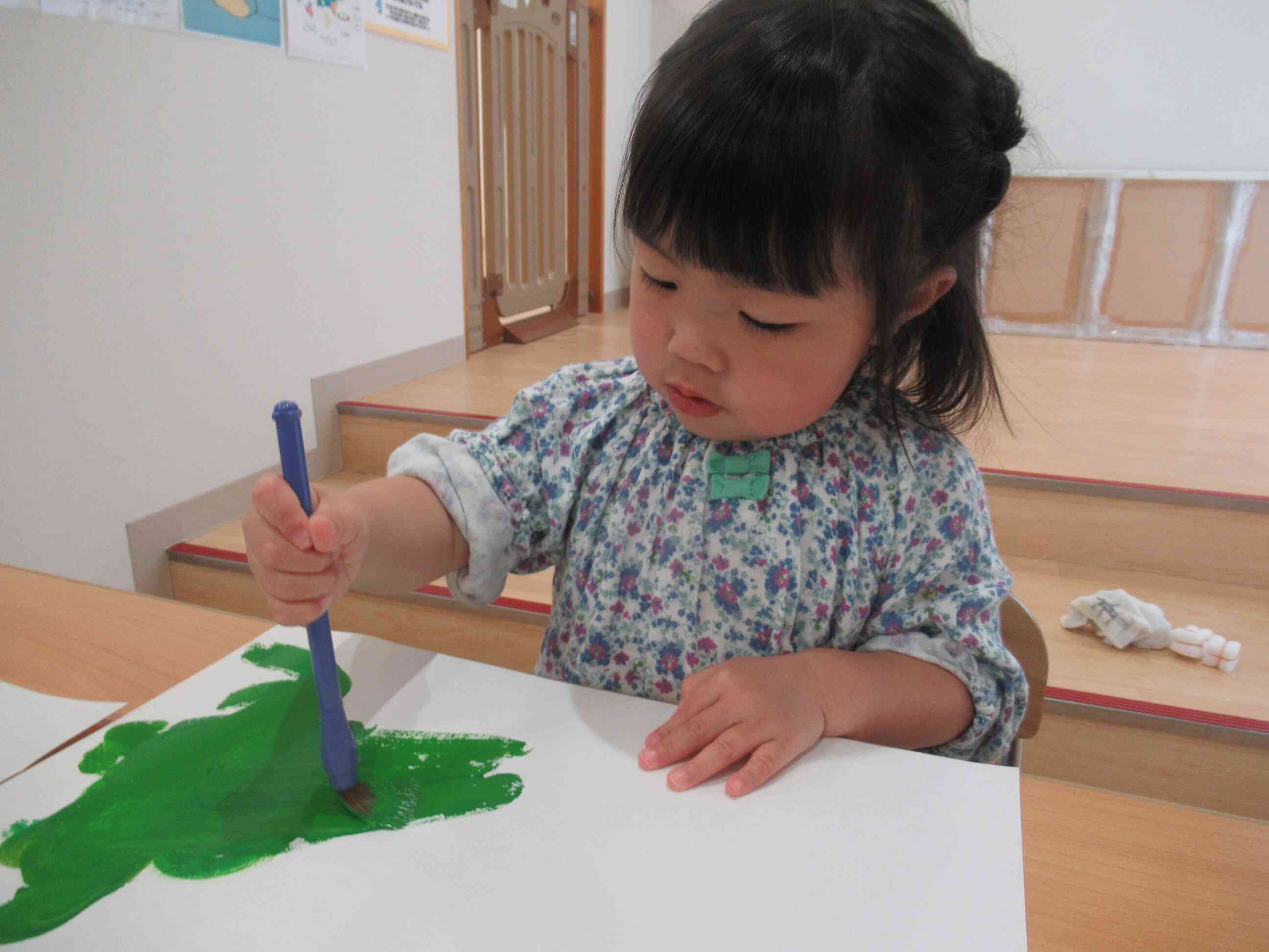 筆の使い方がとても上手です！さすがうさぎ組（２歳児）さん！