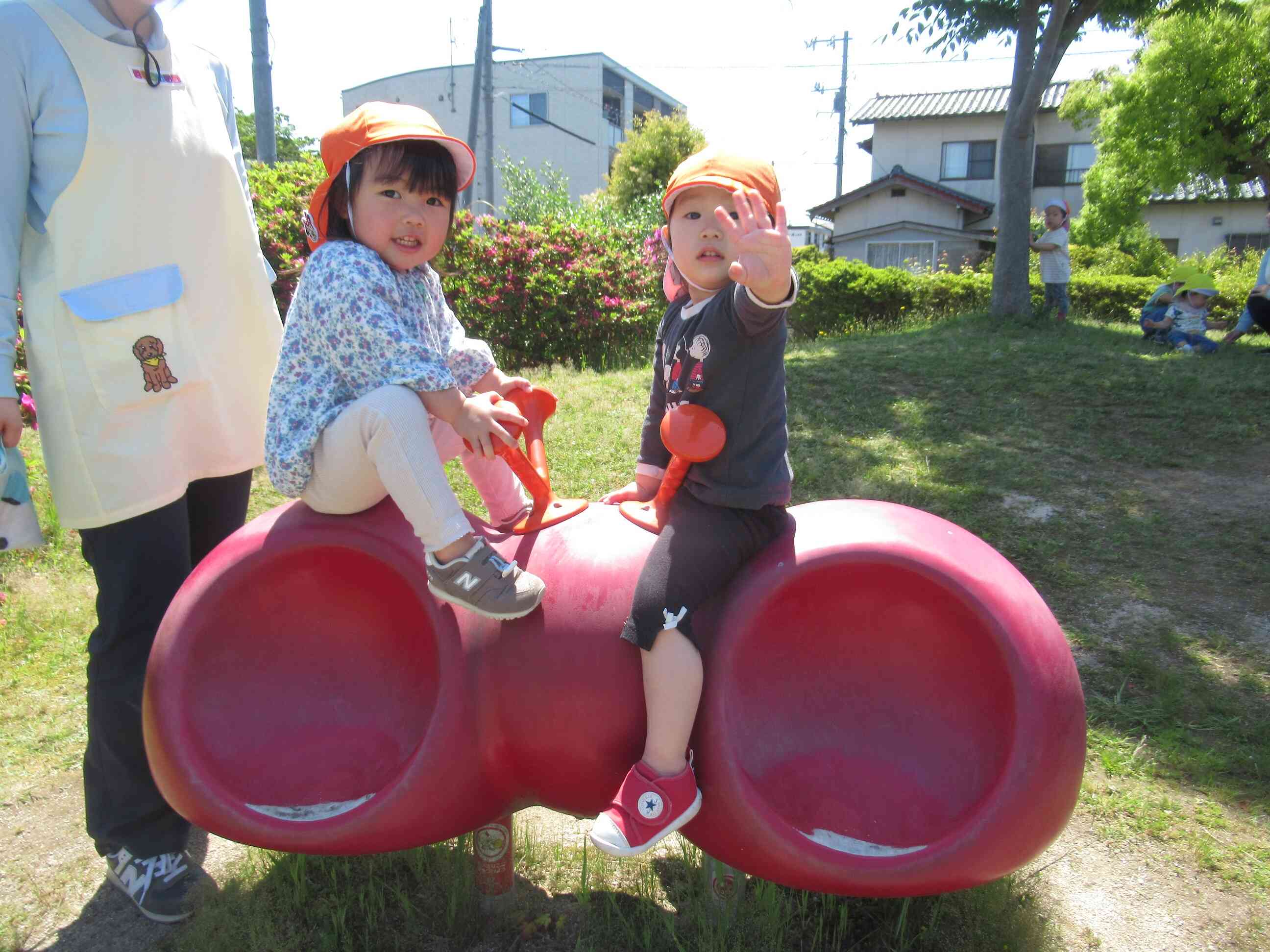 お友だちと一緒にはい、ポーズ!