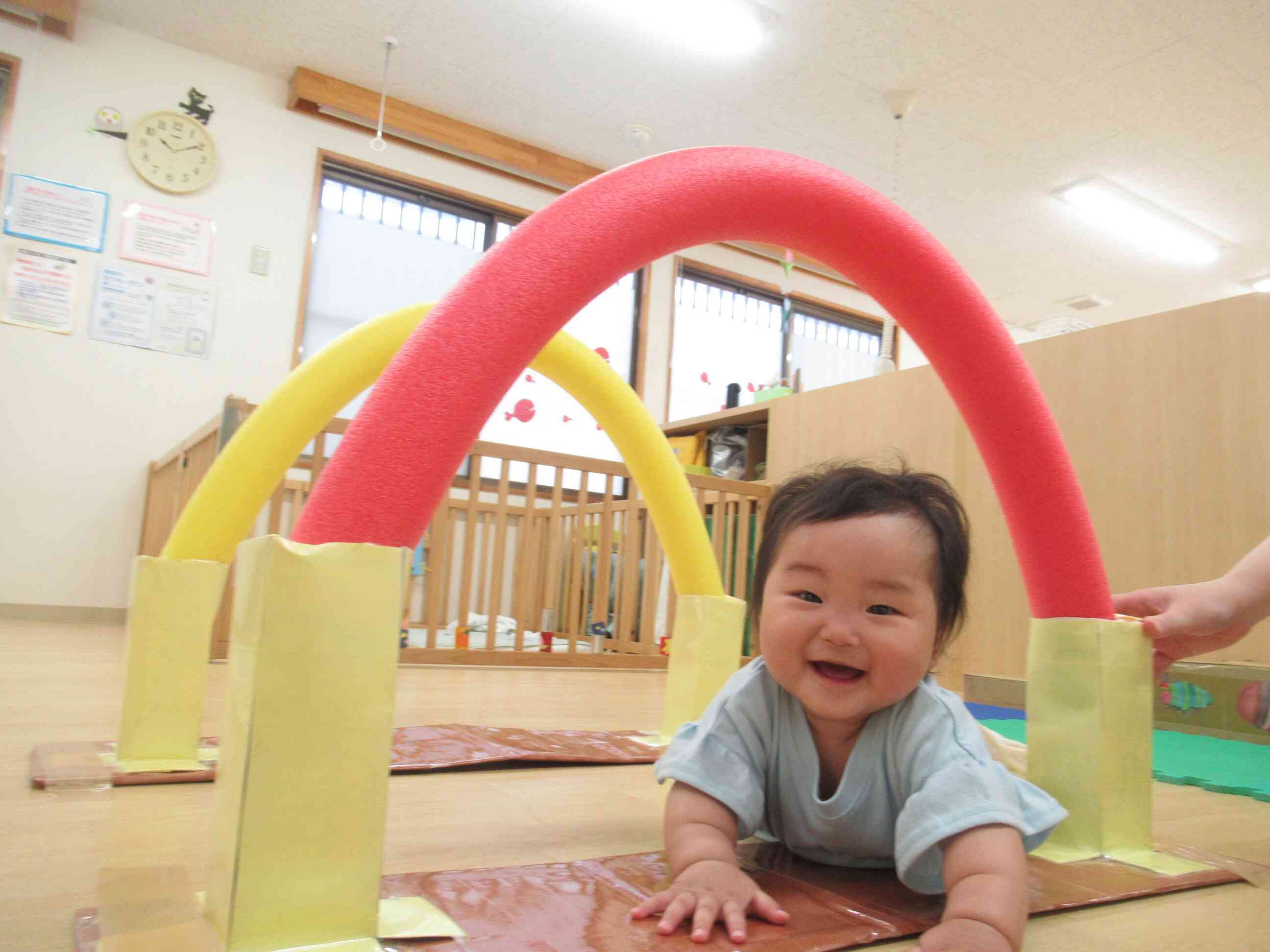 ずり這いしていっぱい遊んでいるよ