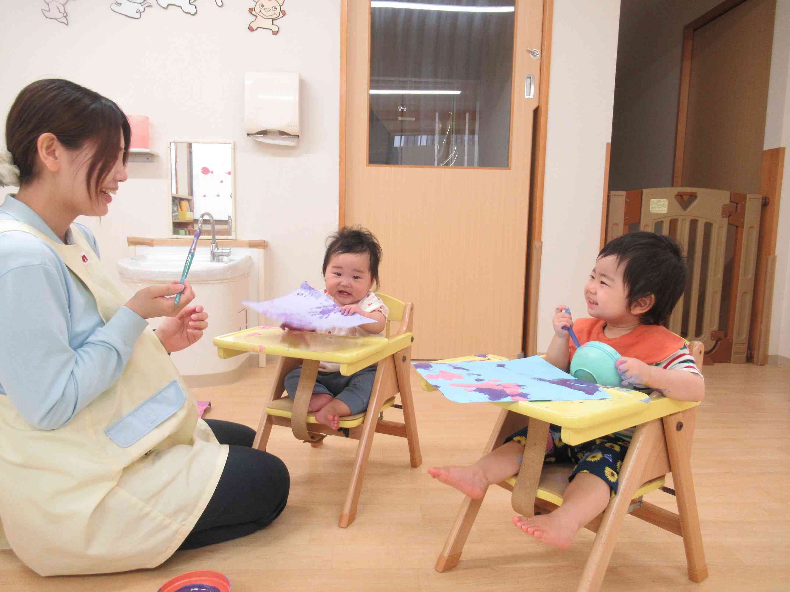 絵の具遊び大好き！（０歳児ひよこ組）