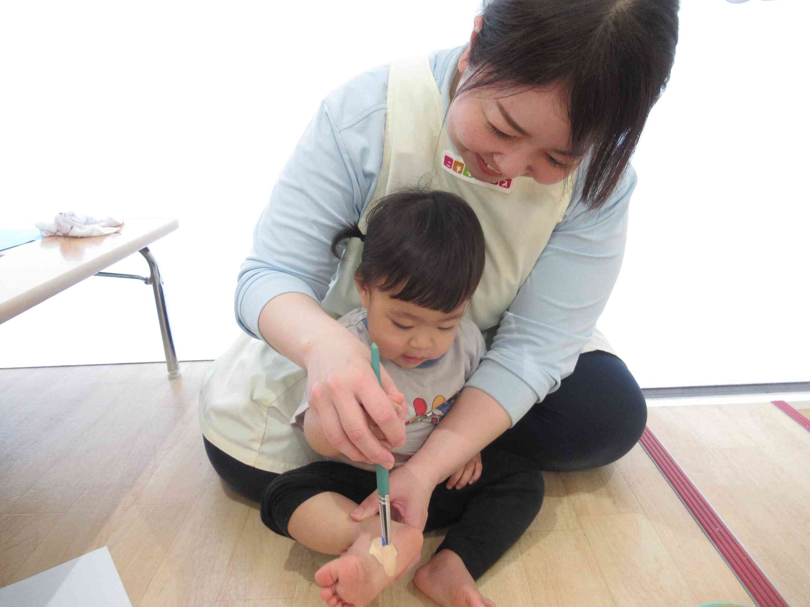 先生と一緒に筆を持ってぬりぬり