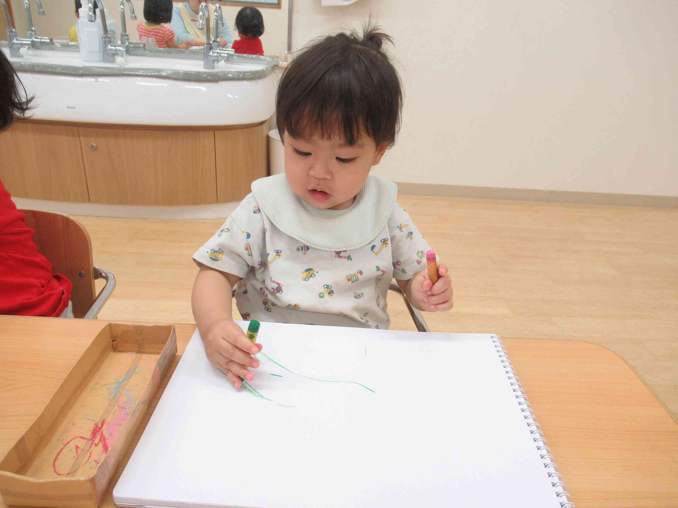 お話をしながらお絵描きを楽しんでいましたよ。