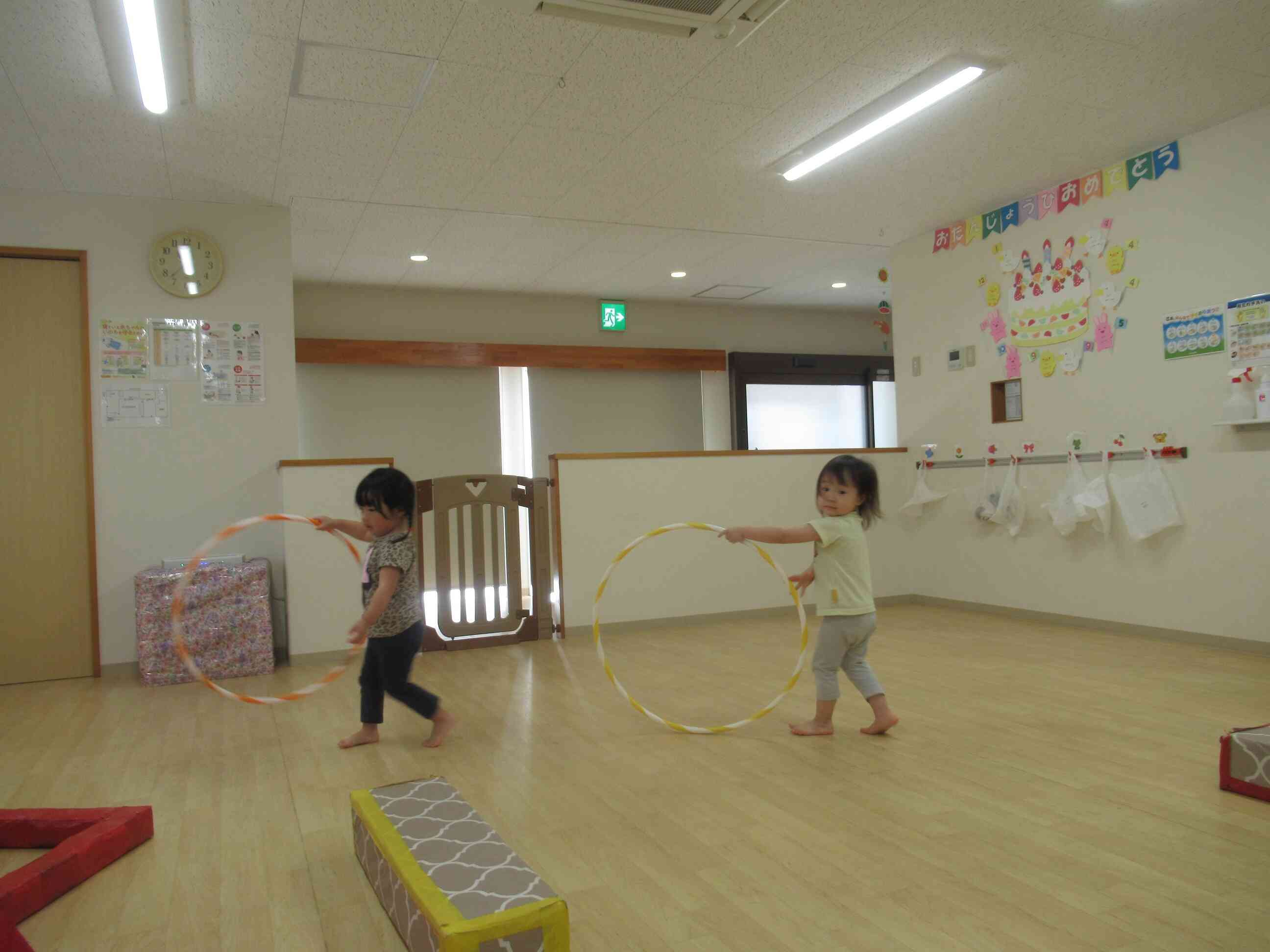 フープをころころ