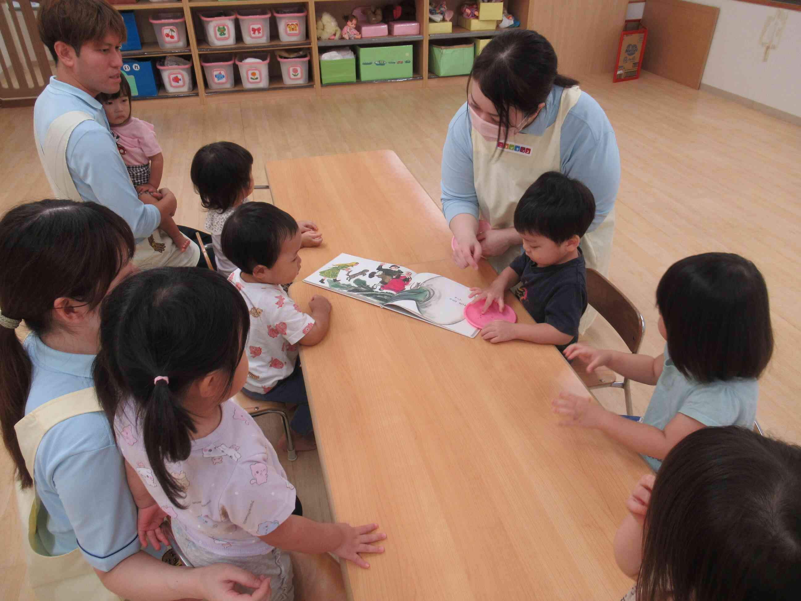 大きなかぶの絵本を見ながらカブの種を観察しました。こんなに小さい種が大きくなるのかなぁと不思議そうな子どもたちでした。