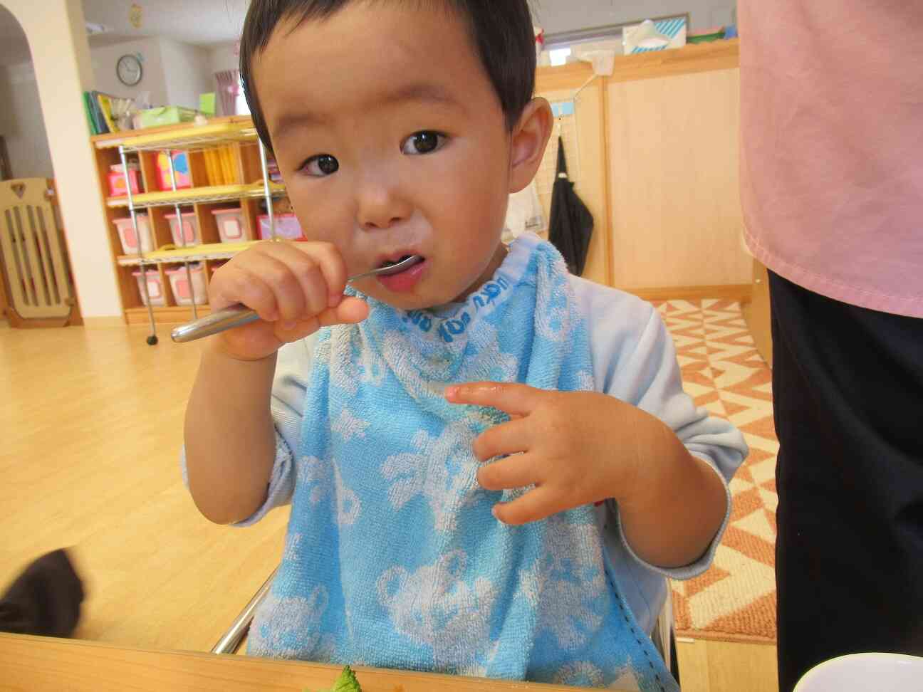みんなで食べると美味しいね【１歳児】