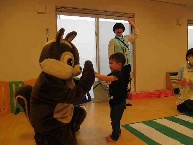 上手に渡れたら、りすくんとタッチ！