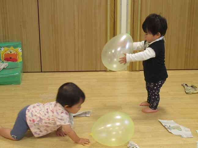 風船「まてまてまてー！」「つかまえた！」