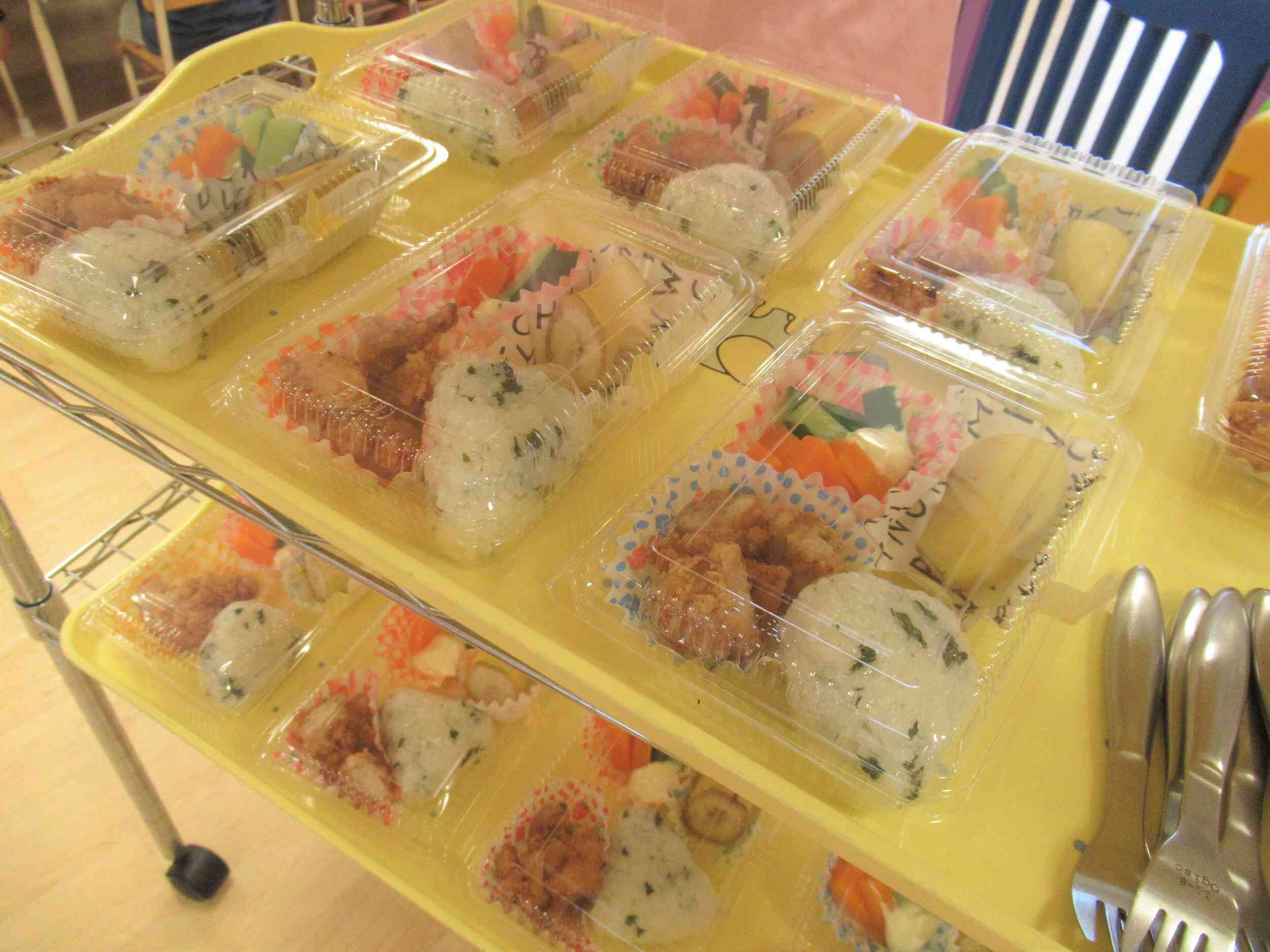 みんなで給食、嬉しいね♪