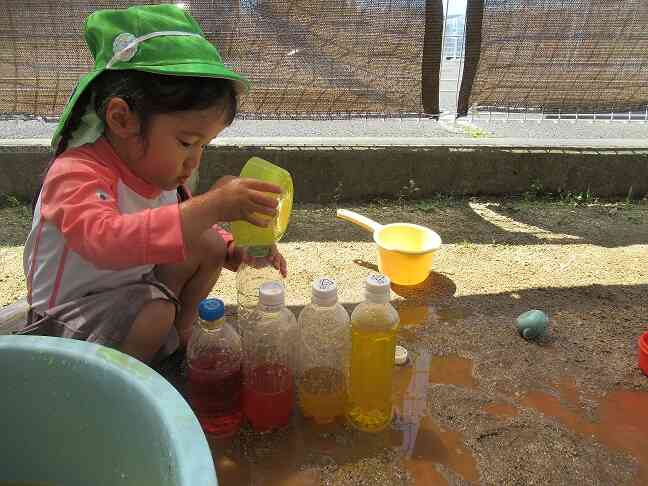 色水遊び楽しいね♪　【うさぎ組2歳児　あひる組1歳児】