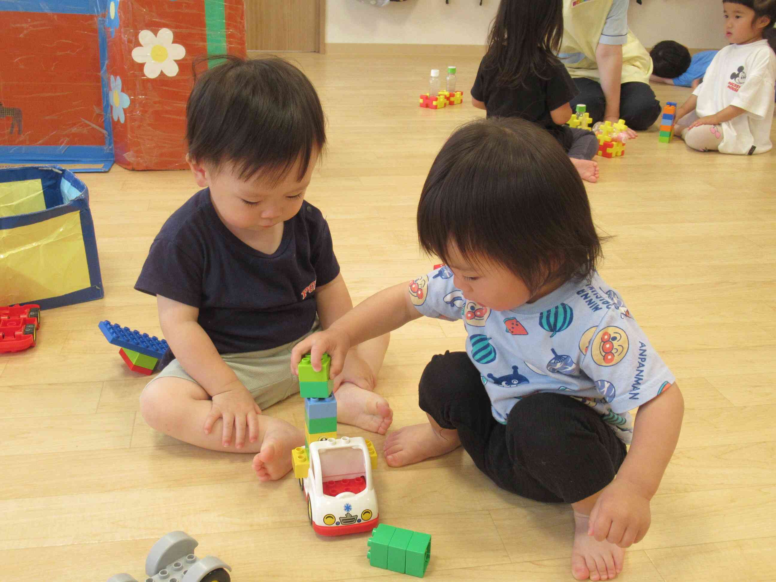 一緒にやってみよう！【1歳児あひる組】