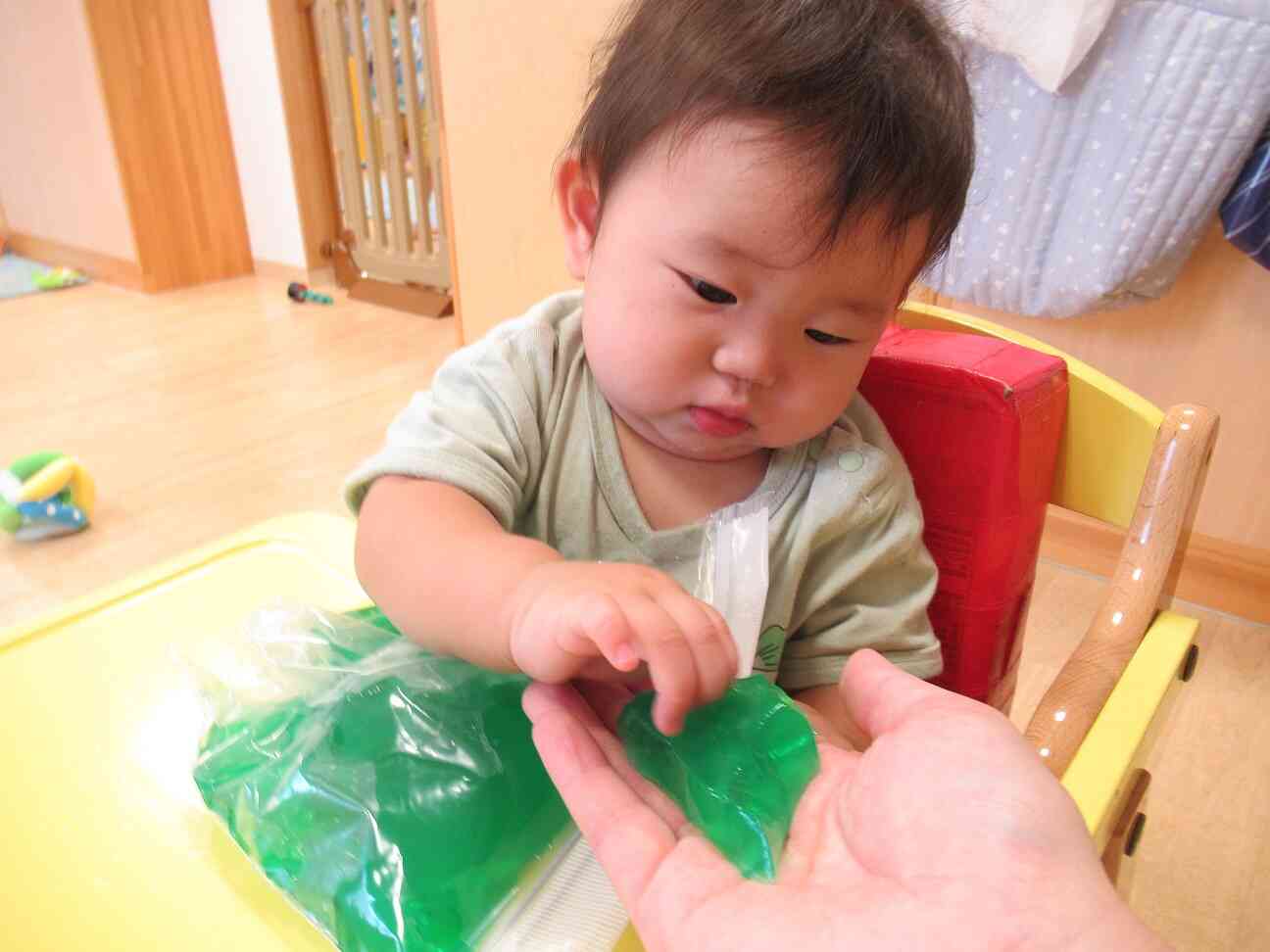 寒天遊びも大好き！ひんやりしていて気持ちいいね
