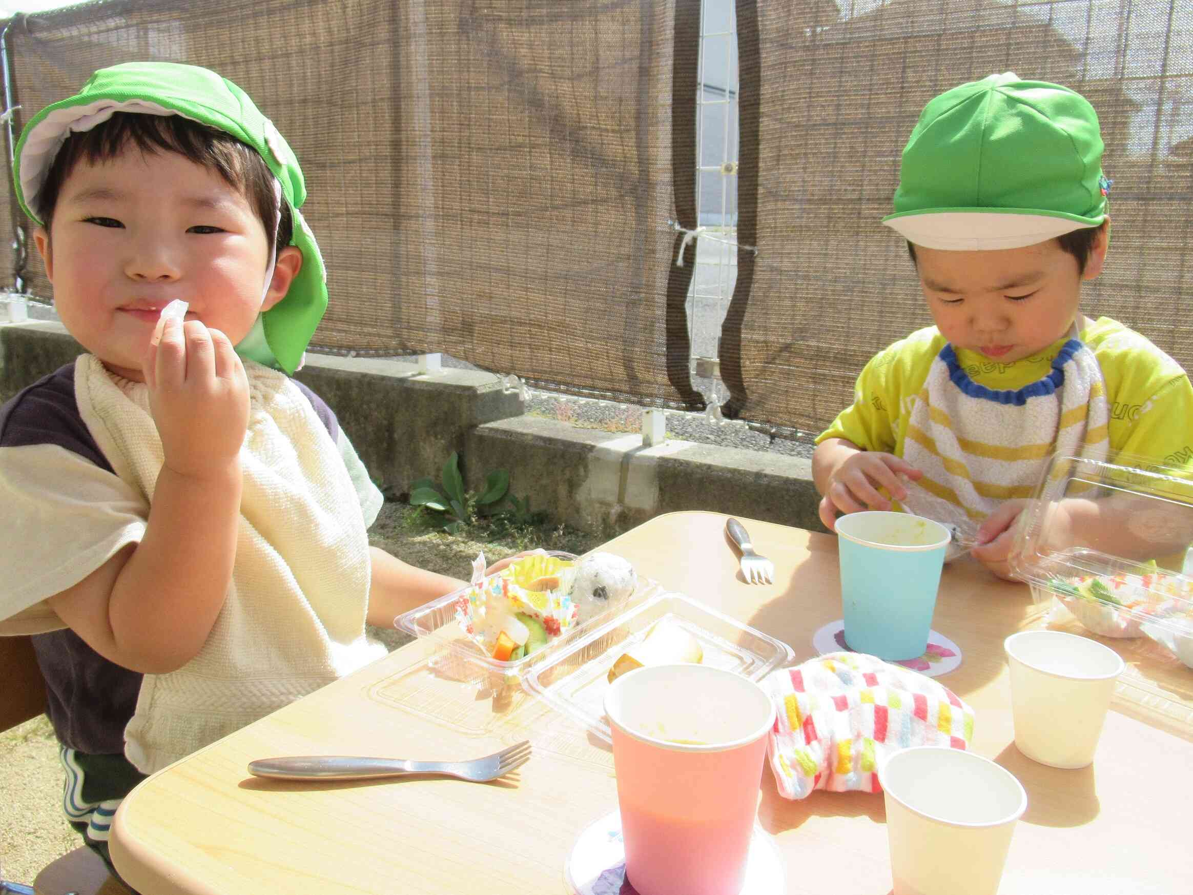 喜んでお弁当を食べました☆